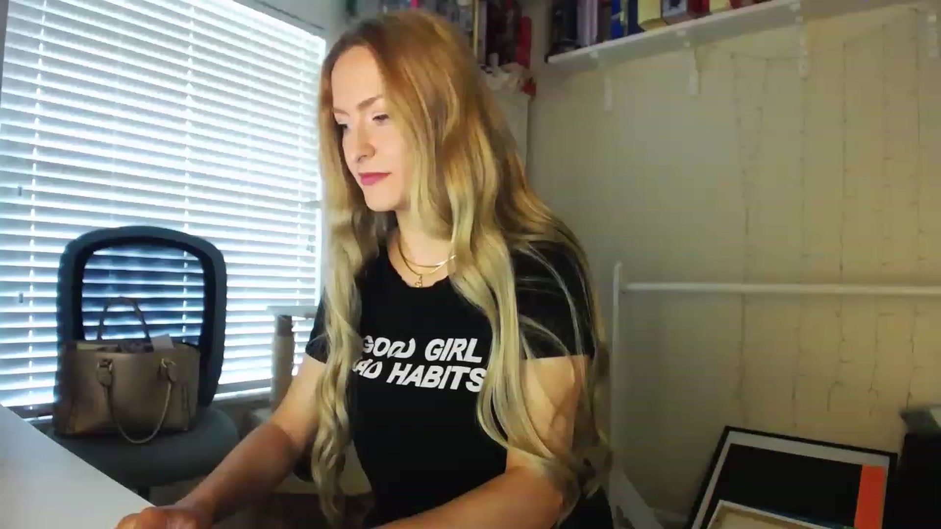 Gallery image thumbnail from MissJules's myfreecams stream on, 04/19/2023, 13:56 image 10 of 20