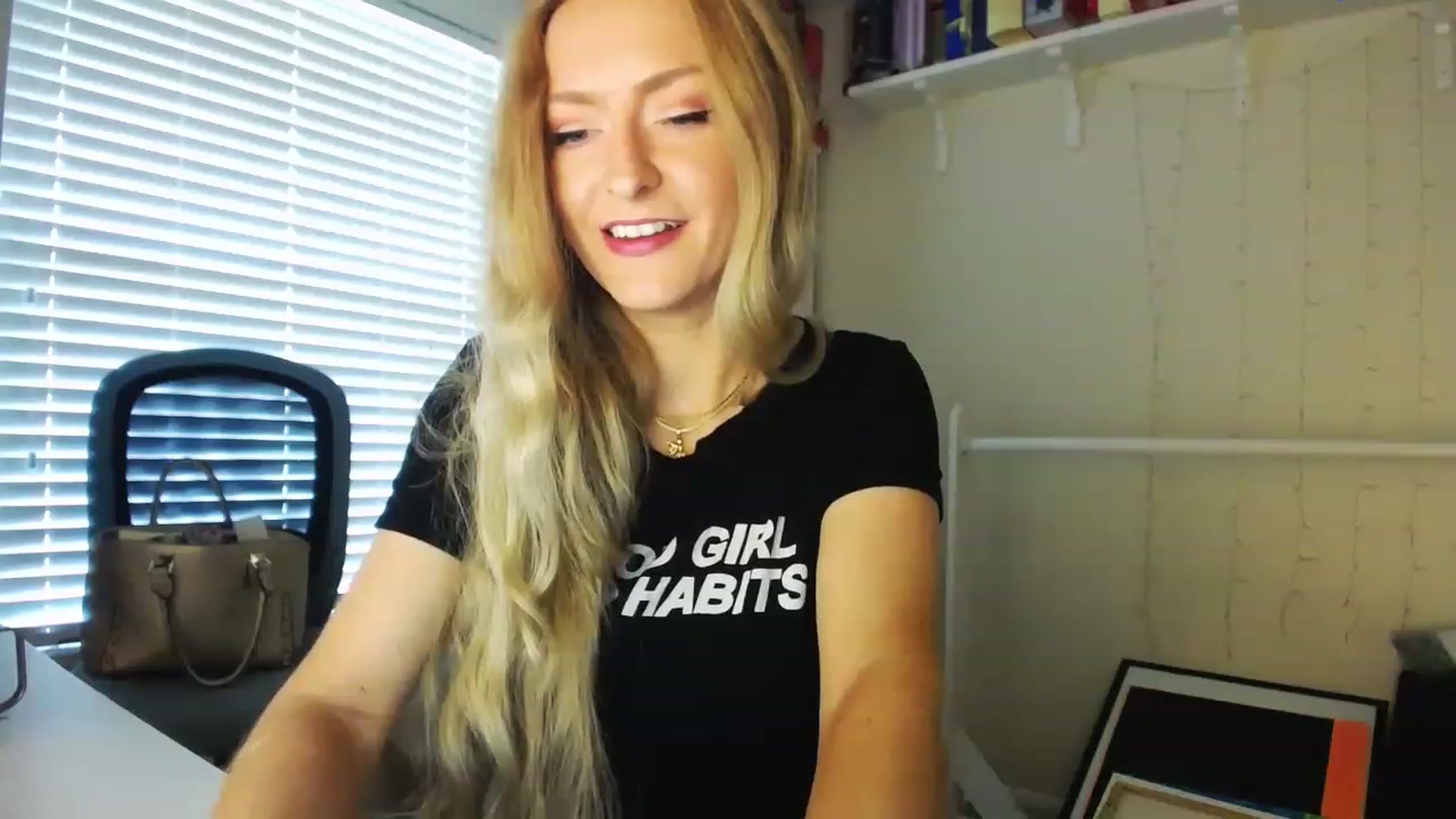 Gallery image thumbnail from MissJules's myfreecams stream on, 04/19/2023, 13:56 image 17 of 20