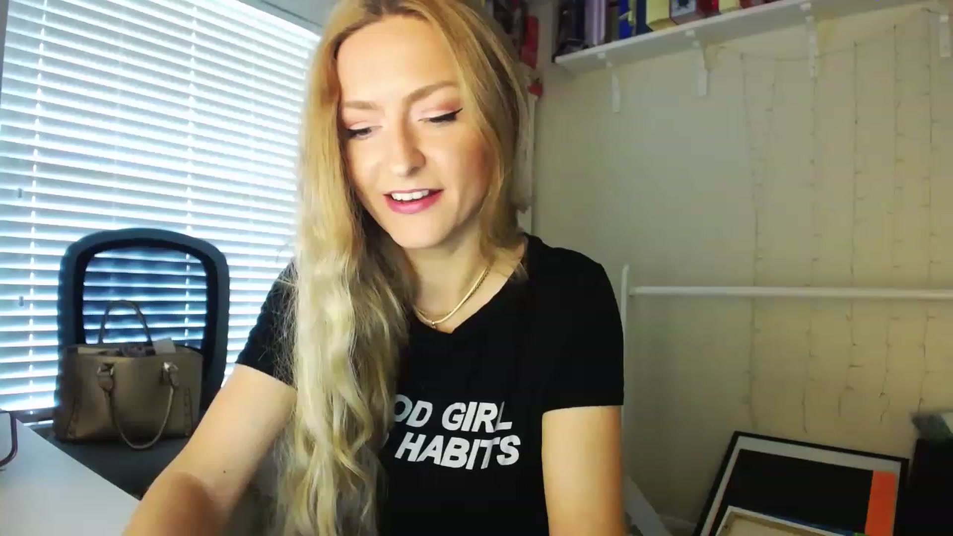 Gallery image thumbnail from MissJules's myfreecams stream on, 04/19/2023, 13:56 image 14 of 20
