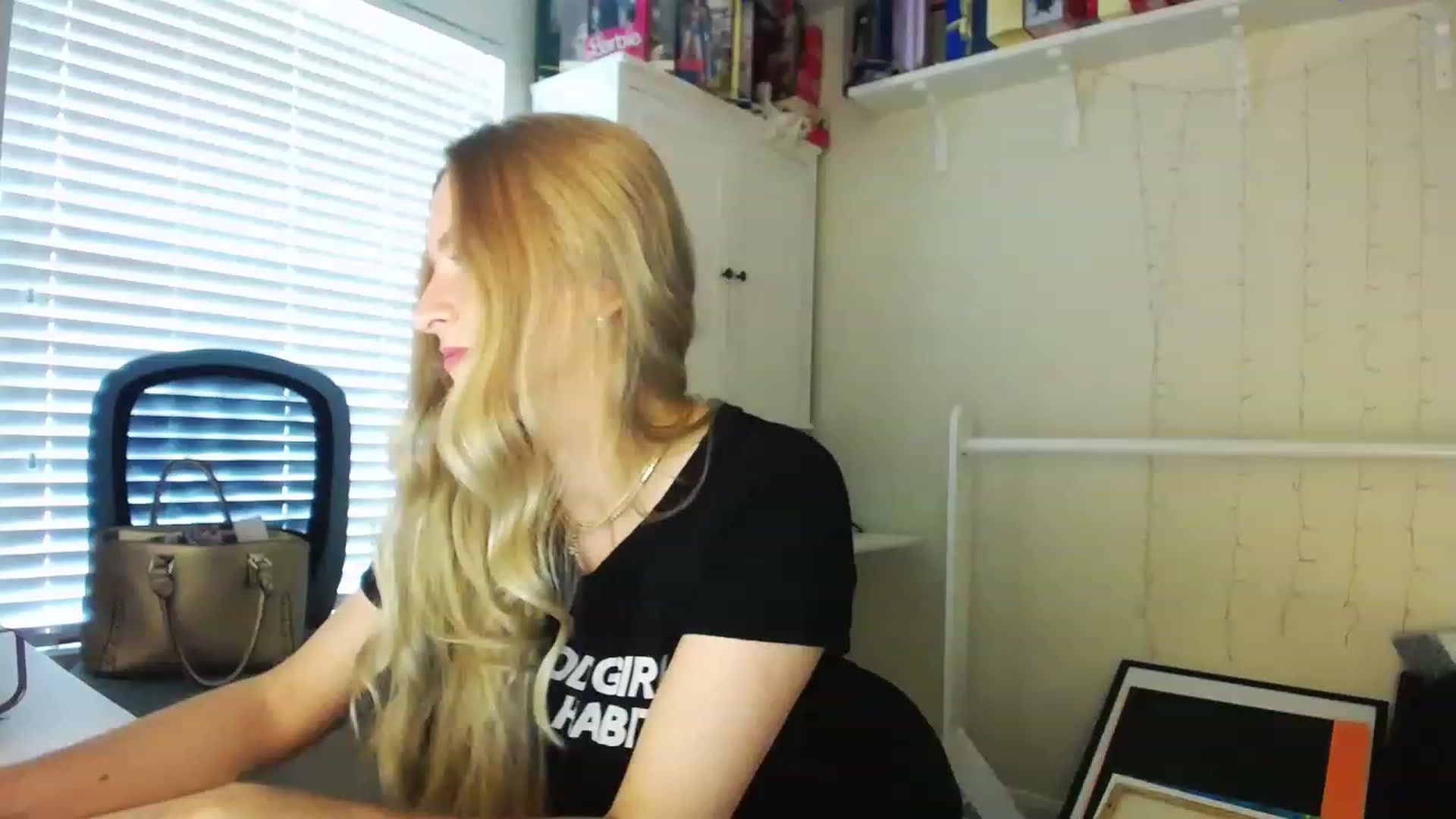 Gallery image thumbnail from MissJules's myfreecams stream on, 04/19/2023, 13:56 image 18 of 20