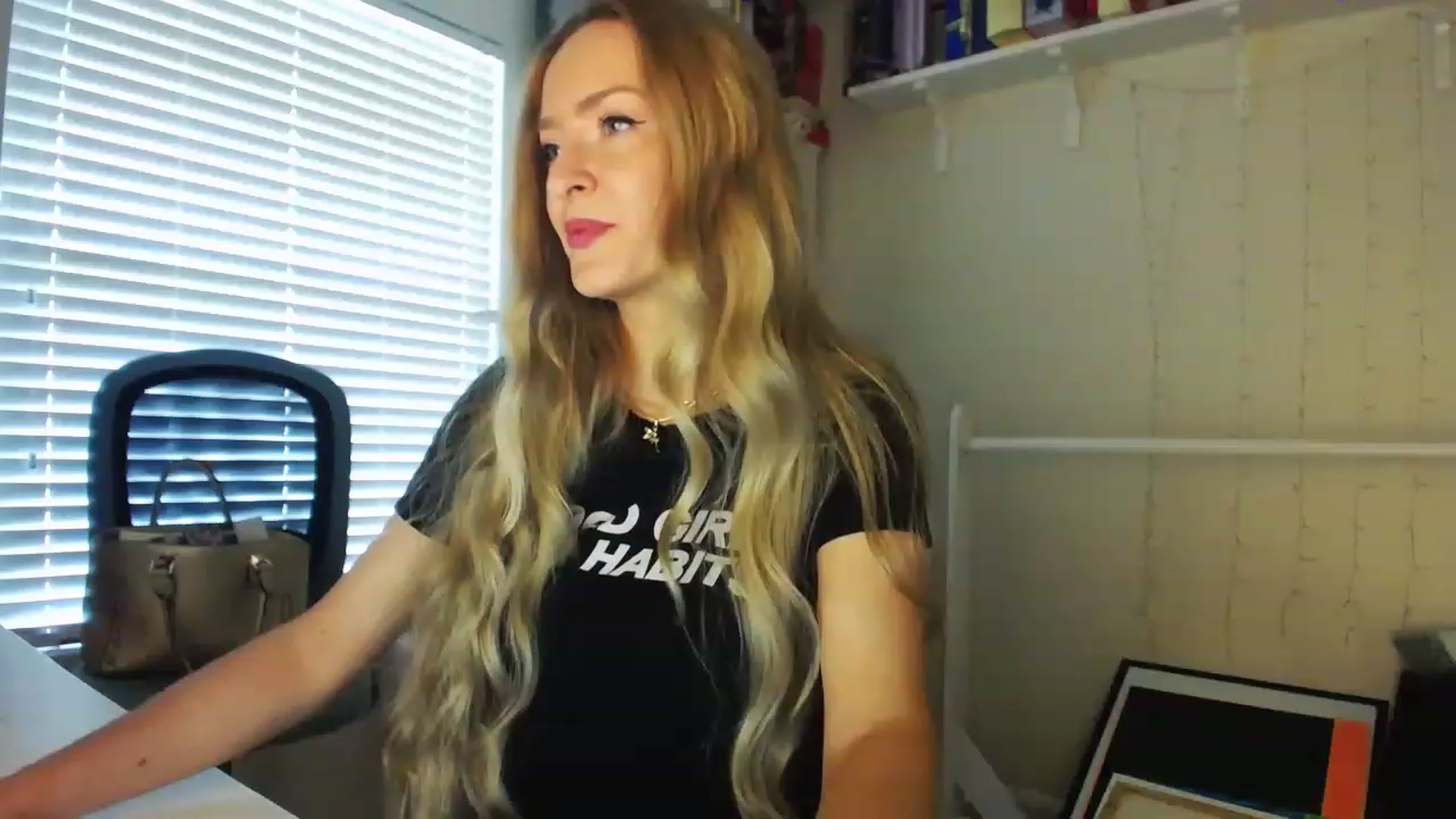 Gallery image thumbnail from MissJules's myfreecams stream on, 04/19/2023, 13:56 image 4 of 20