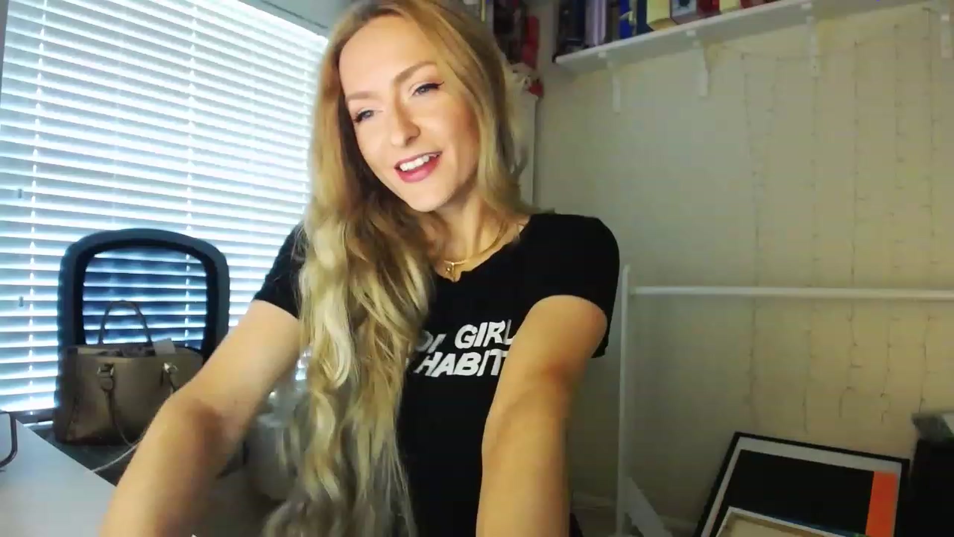 Gallery image thumbnail from MissJules's myfreecams stream on, 04/19/2023, 13:56 image 16 of 20