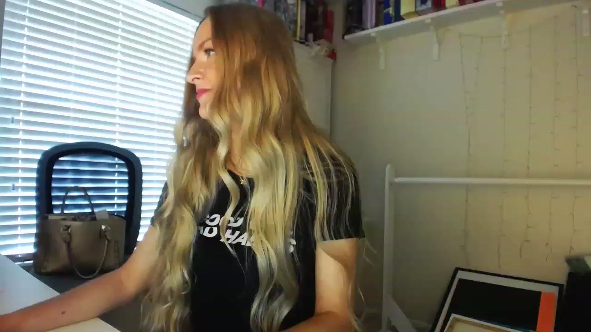 Gallery image thumbnail from MissJules's myfreecams stream on, 04/19/2023, 13:56 image 5 of 20
