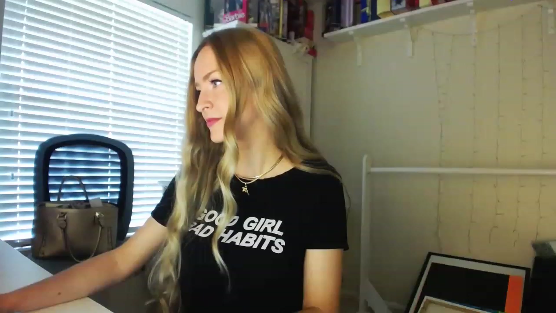Gallery image thumbnail from MissJules's myfreecams stream on, 04/19/2023, 13:56 image 1 of 20