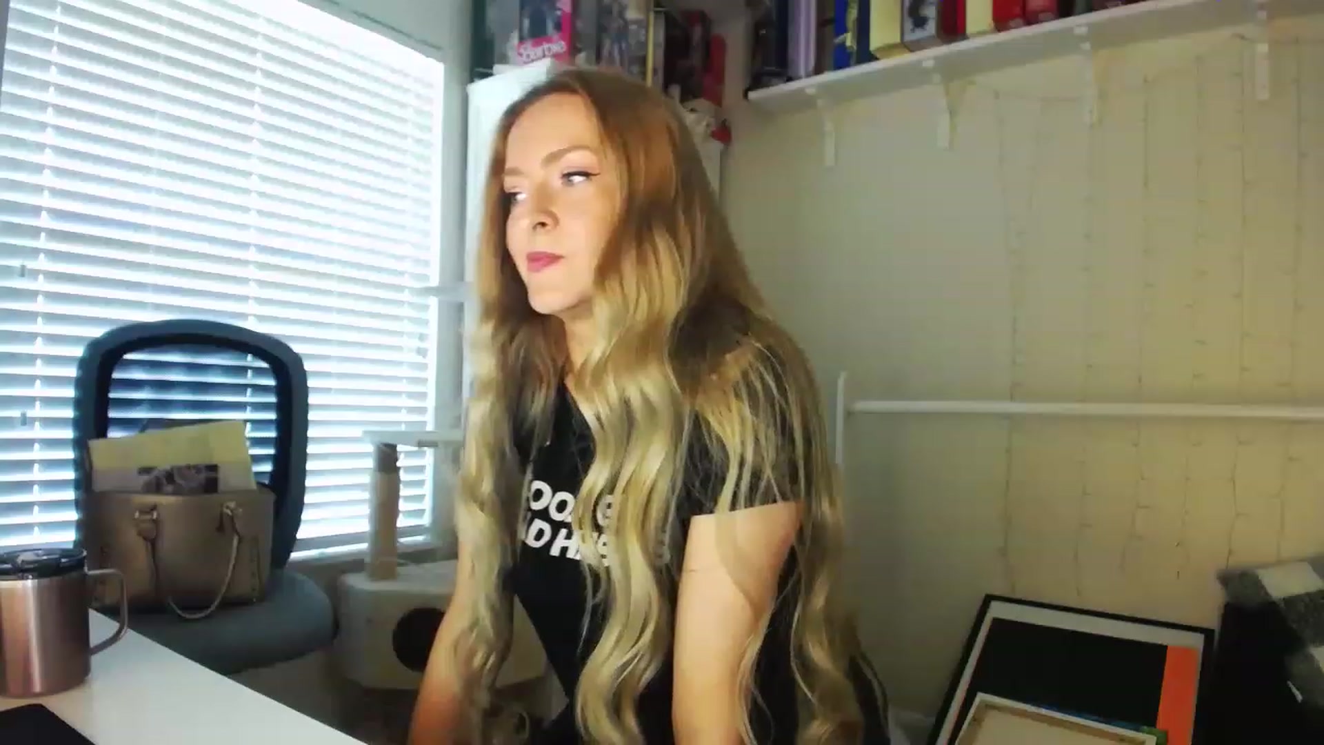 Gallery image thumbnail from MissJules's myfreecams stream on, 04/19/2023, 15:21 image 6 of 20