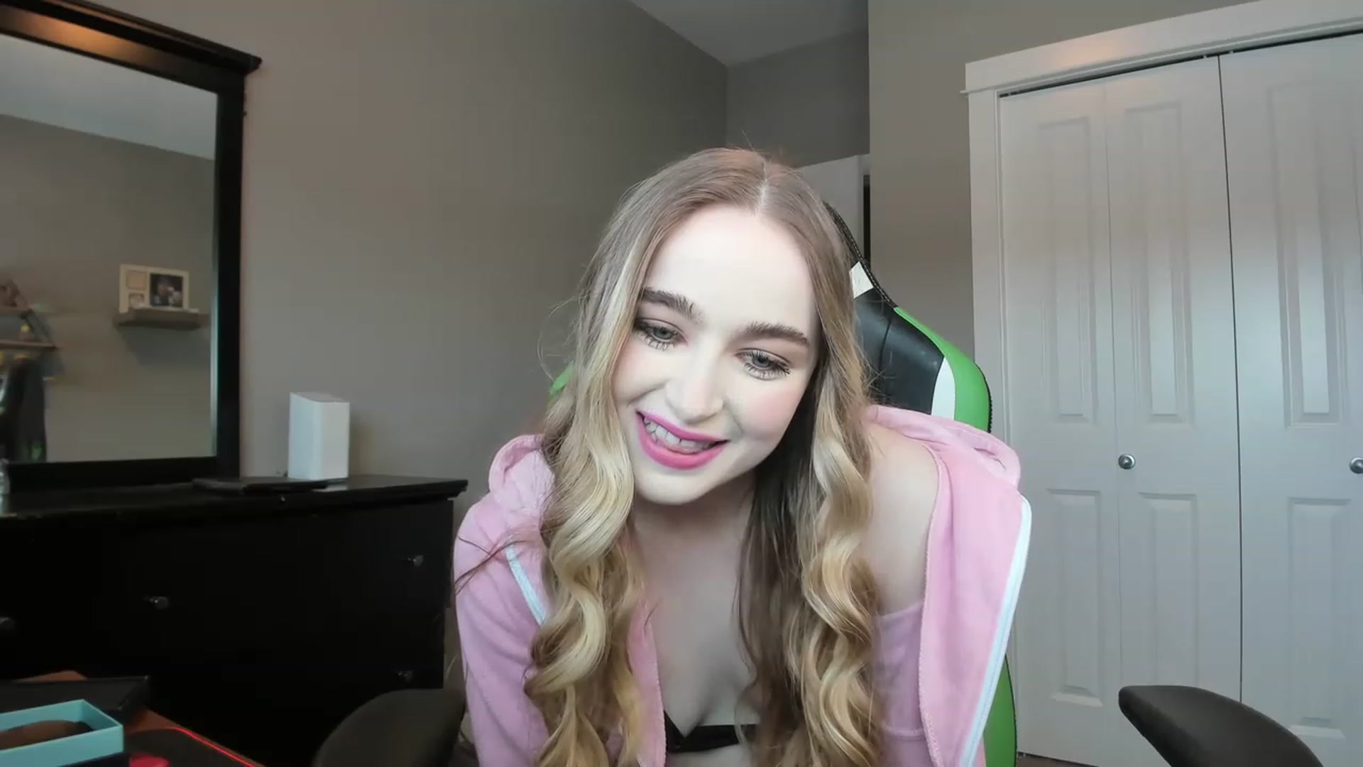Gallery image thumbnail from MissLaylaStar's myfreecams stream on, 11/14/2022, 16:38 image 13 of 20