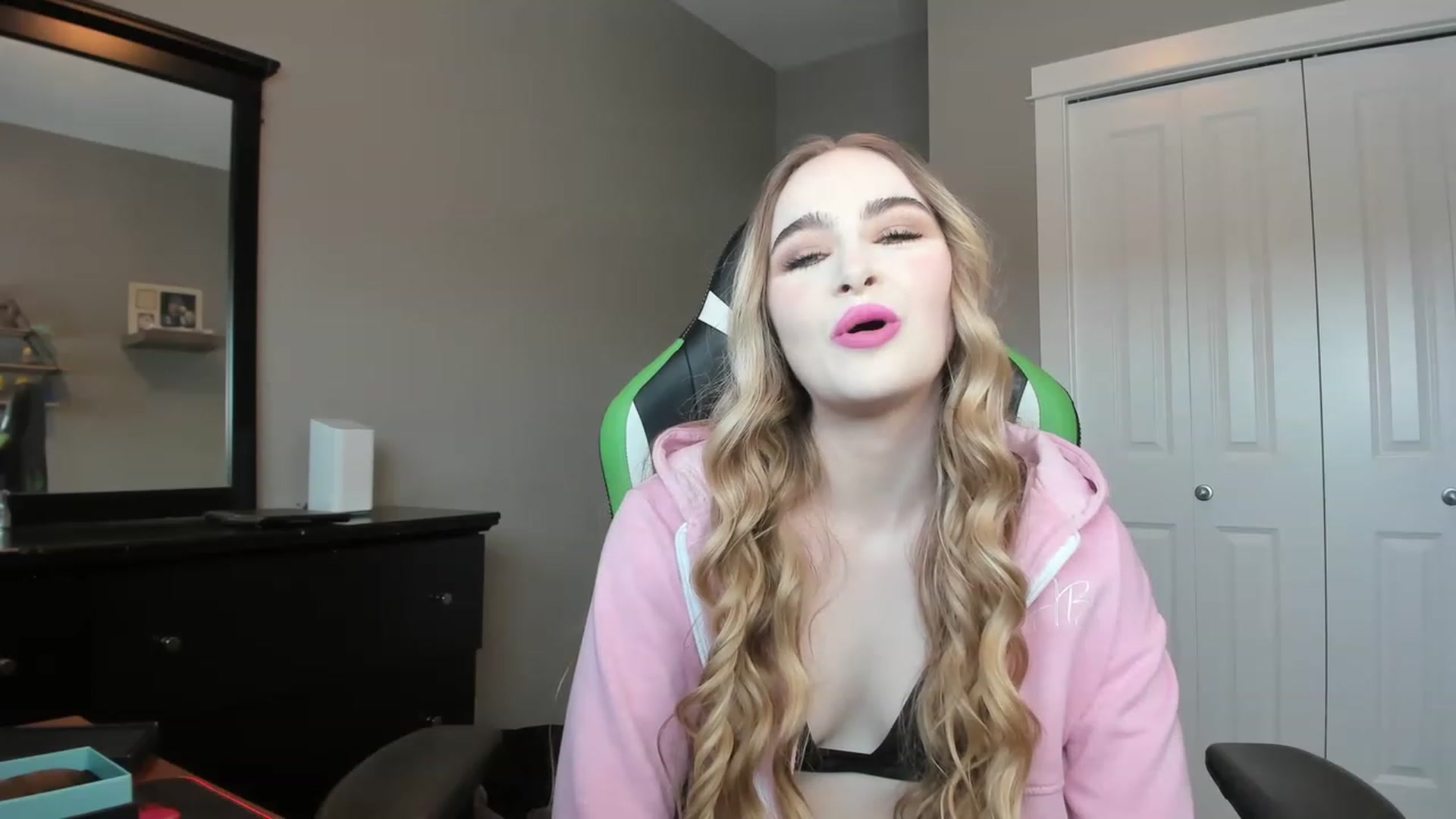 Gallery image thumbnail from MissLaylaStar's myfreecams stream on, 11/14/2022, 16:38 image 15 of 20