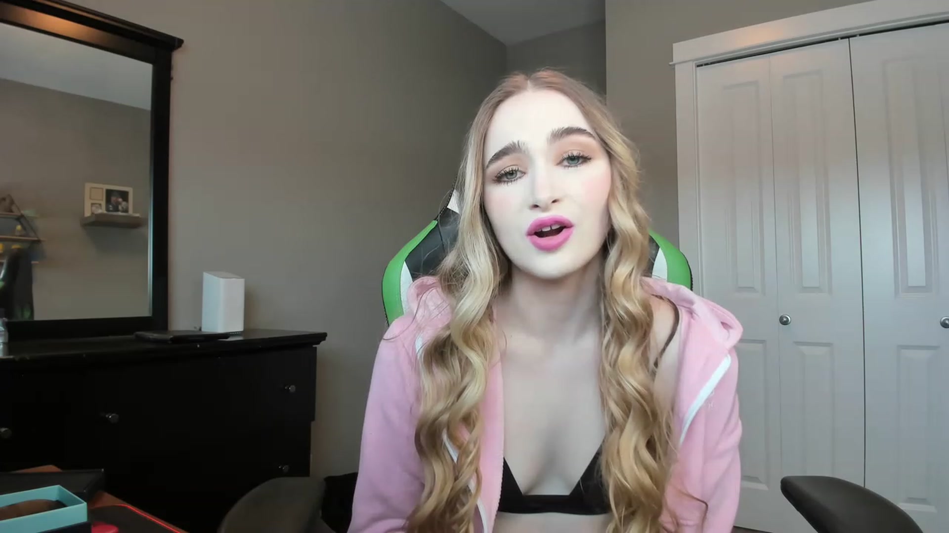 Gallery image thumbnail from MissLaylaStar's myfreecams stream on, 11/14/2022, 16:38 image 10 of 20