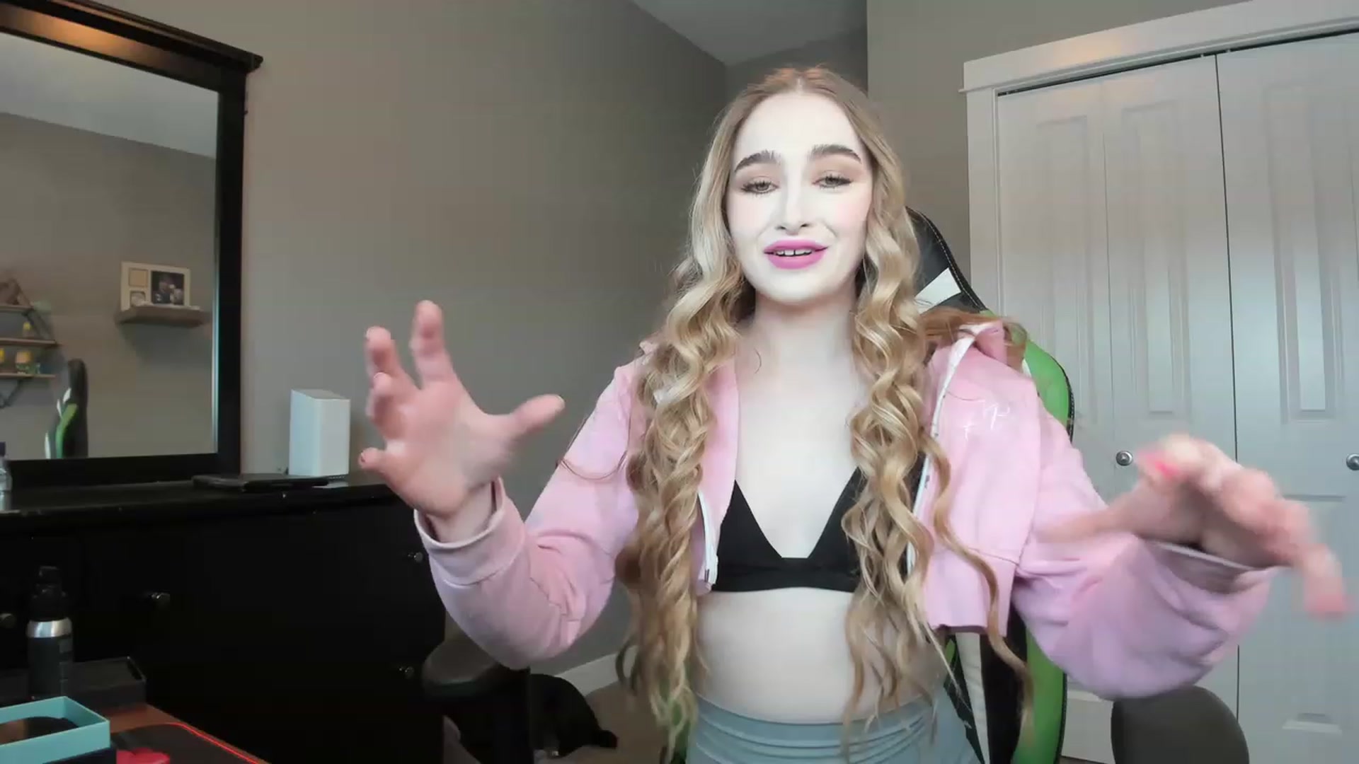 Gallery image thumbnail from MissLaylaStar's myfreecams stream on, 11/14/2022, 16:38 image 6 of 20