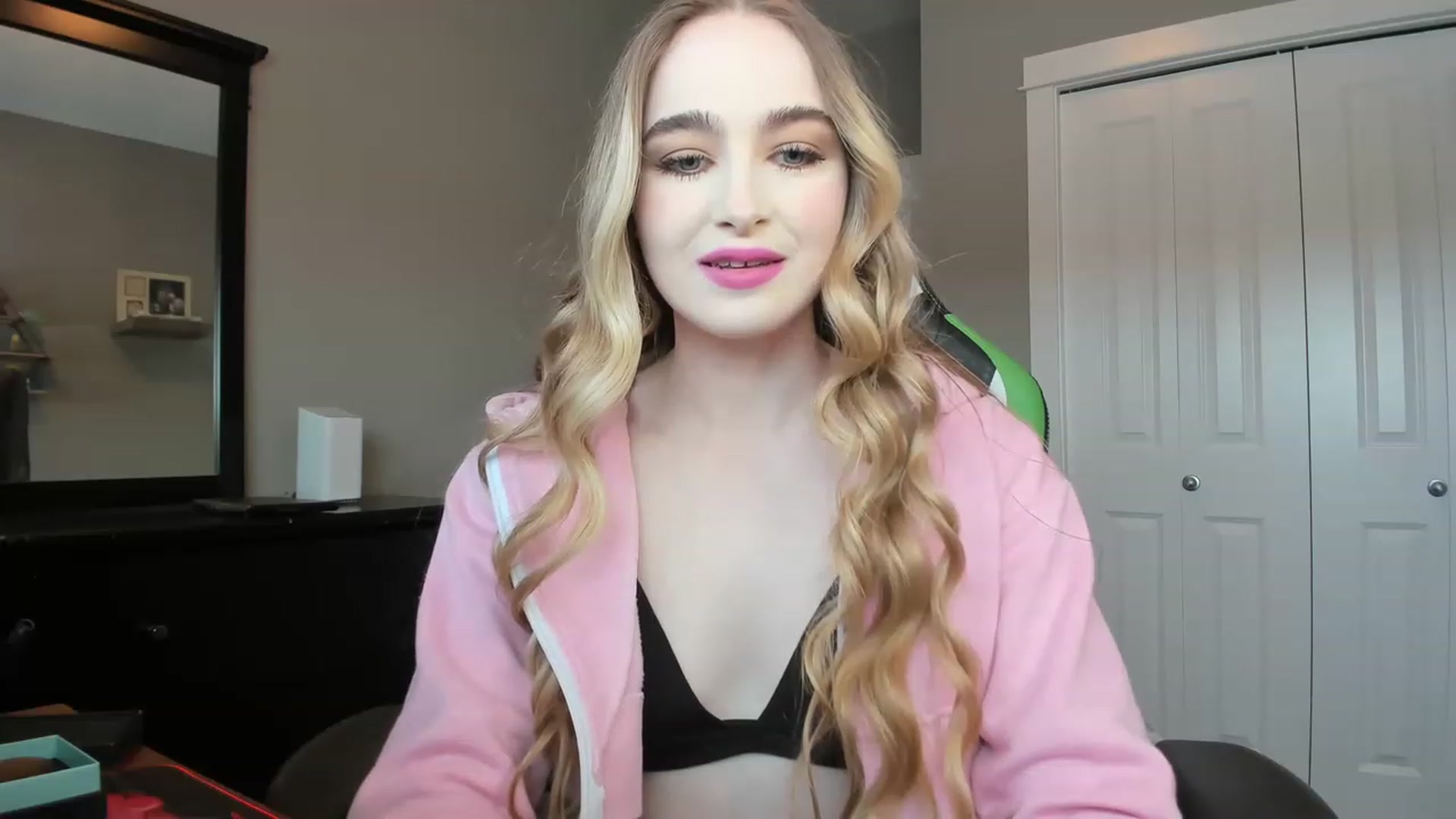 Gallery image thumbnail from MissLaylaStar's myfreecams stream on, 11/14/2022, 16:38 image 18 of 20