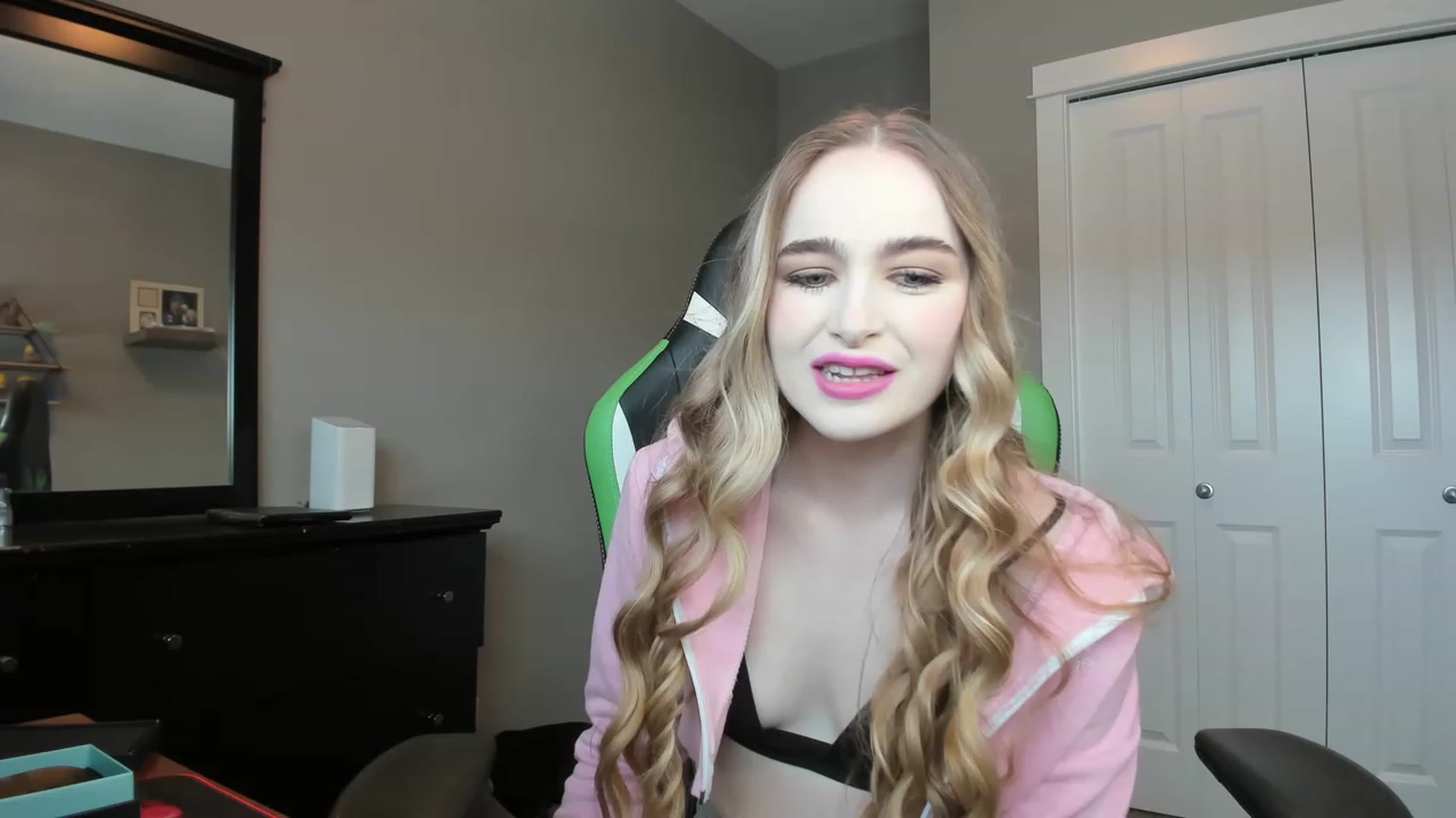 Gallery image thumbnail from MissLaylaStar's myfreecams stream on, 11/14/2022, 16:38 image 8 of 20