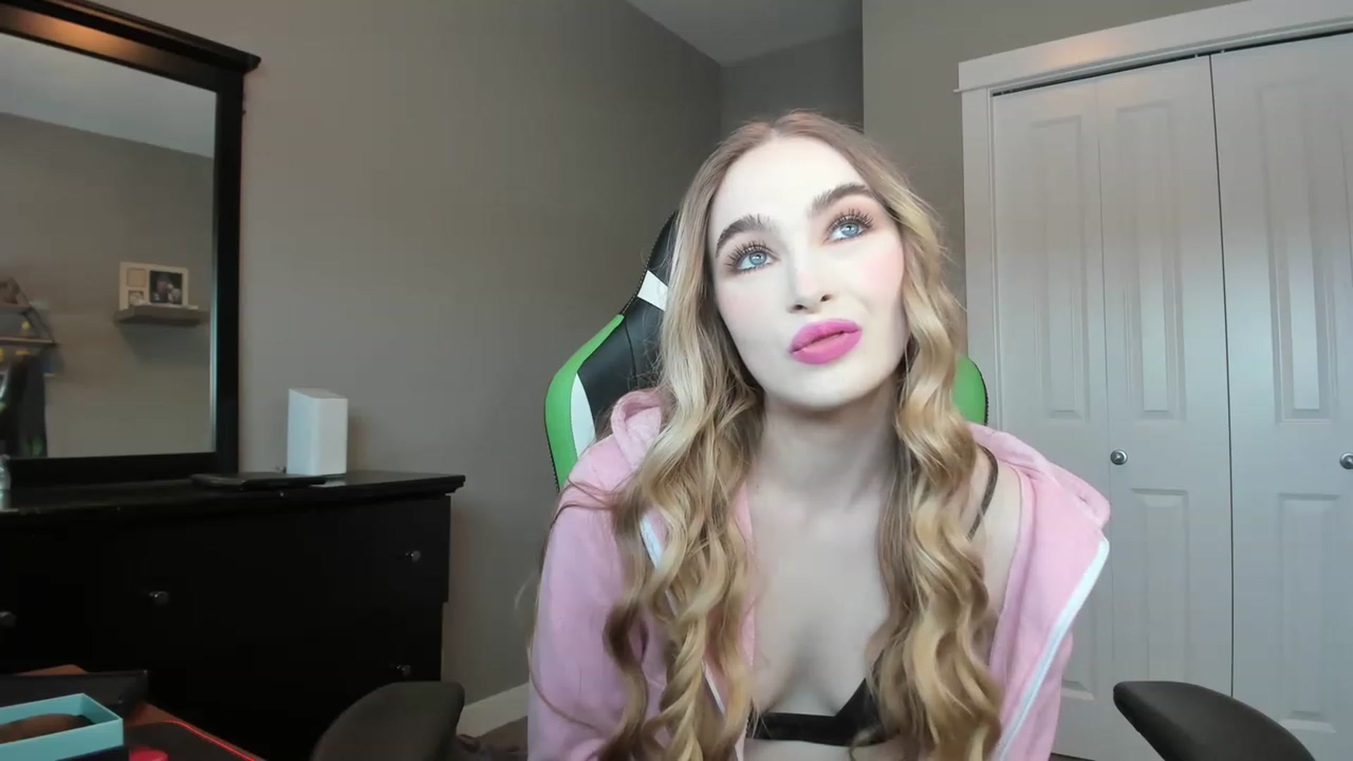 Gallery image thumbnail from MissLaylaStar's myfreecams stream on, 11/14/2022, 16:38 image 12 of 20