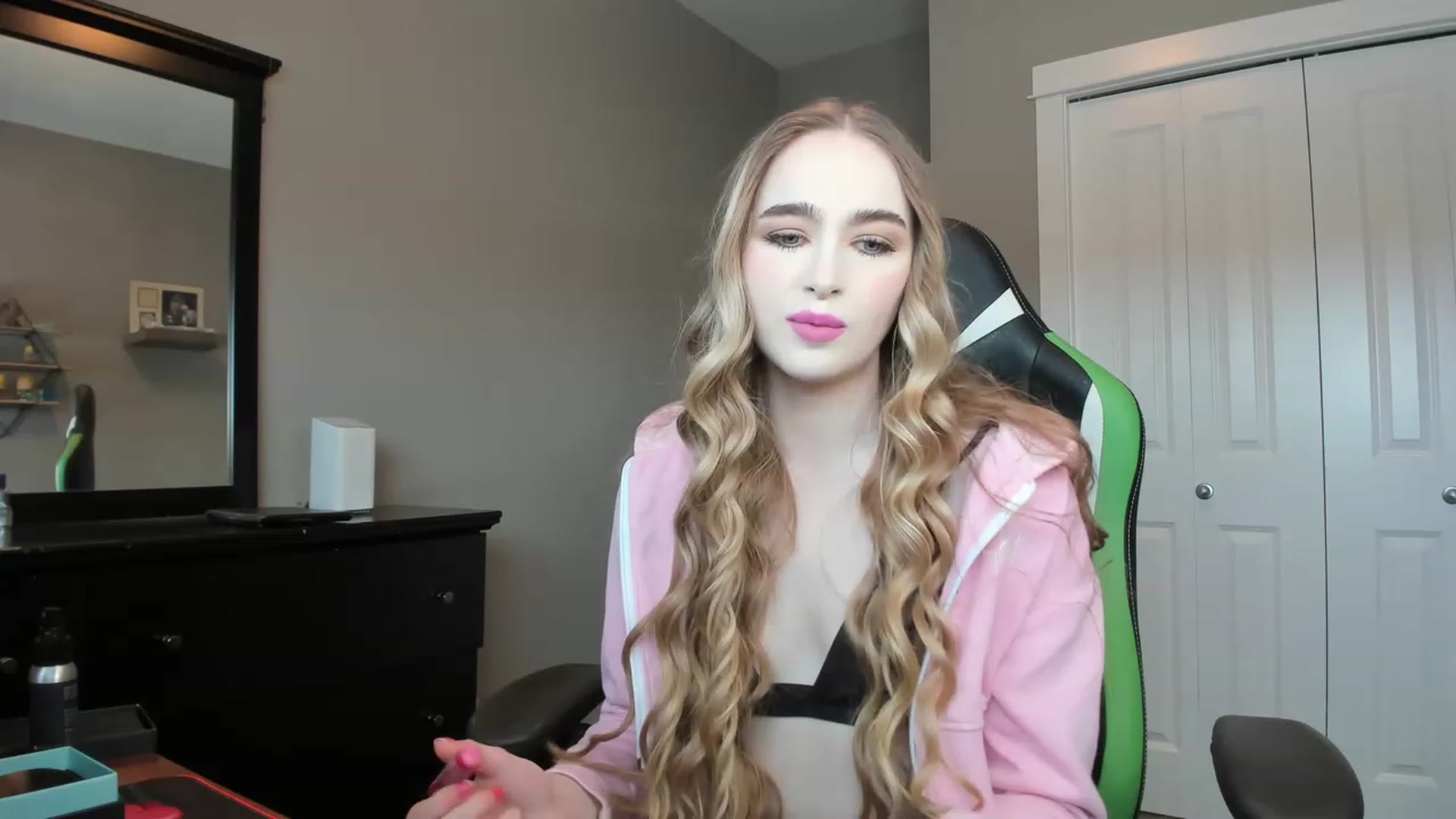 Gallery image thumbnail from MissLaylaStar's myfreecams stream on, 11/14/2022, 16:38 image 7 of 20