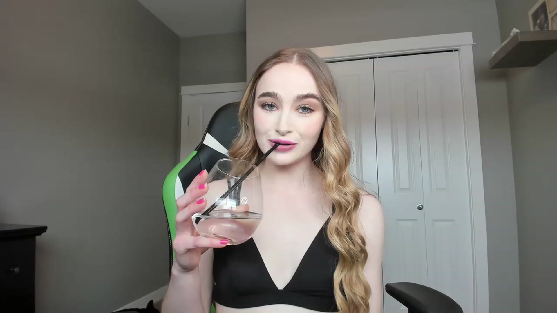 Gallery image thumbnail from MissLaylaStar's myfreecams stream on, 11/14/2022, 20:27 image 4 of 20