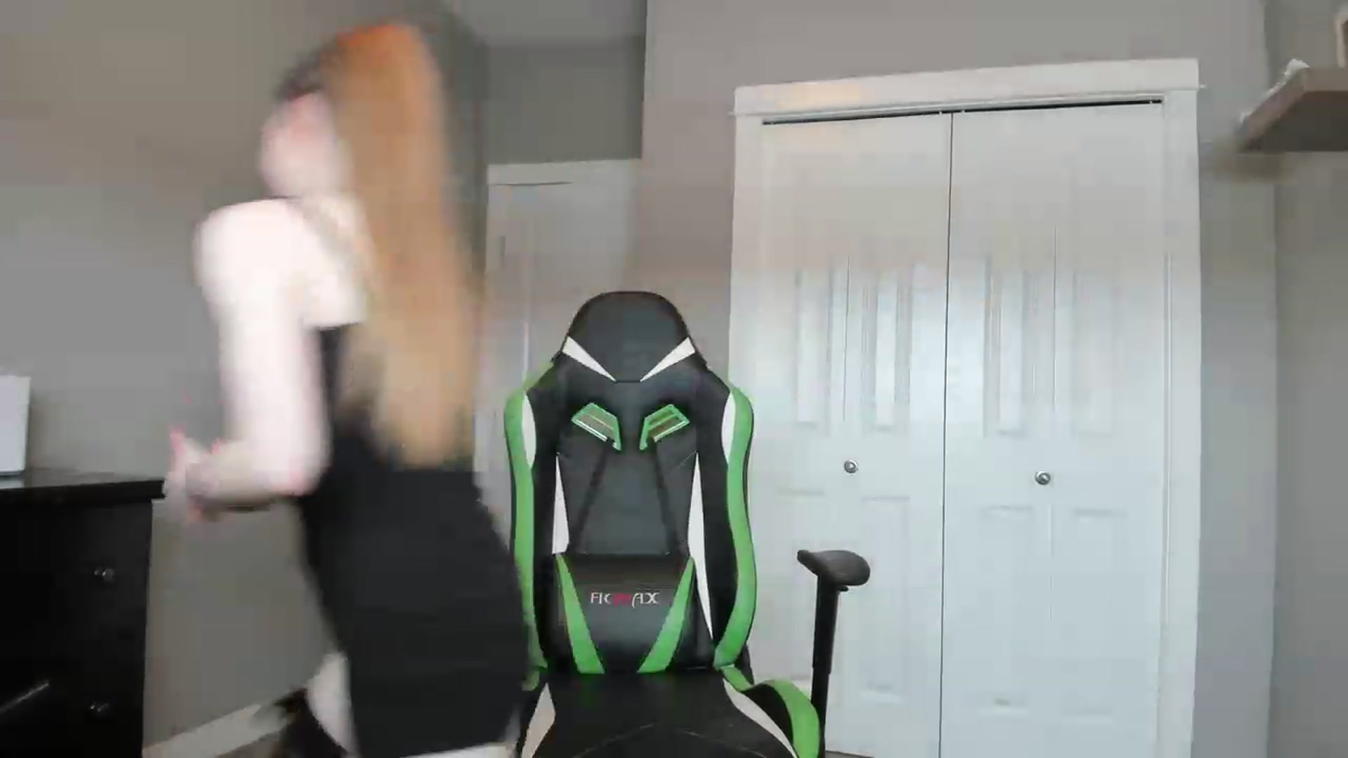 Gallery image thumbnail from MissLaylaStar's myfreecams stream on, 11/15/2022, 18:38 image 15 of 20