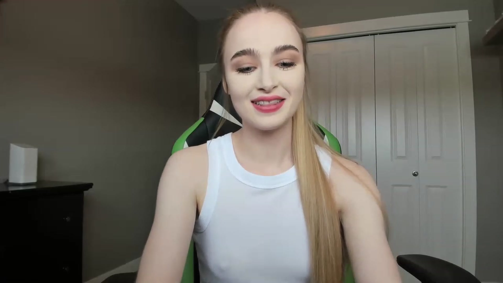 Gallery image thumbnail from MissLaylaStar's myfreecams stream on, 11/15/2022, 18:38 image 17 of 20