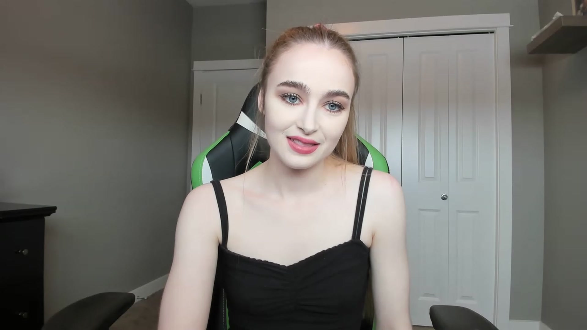 Gallery image thumbnail from MissLaylaStar's myfreecams stream on, 11/15/2022, 18:38 image 10 of 20