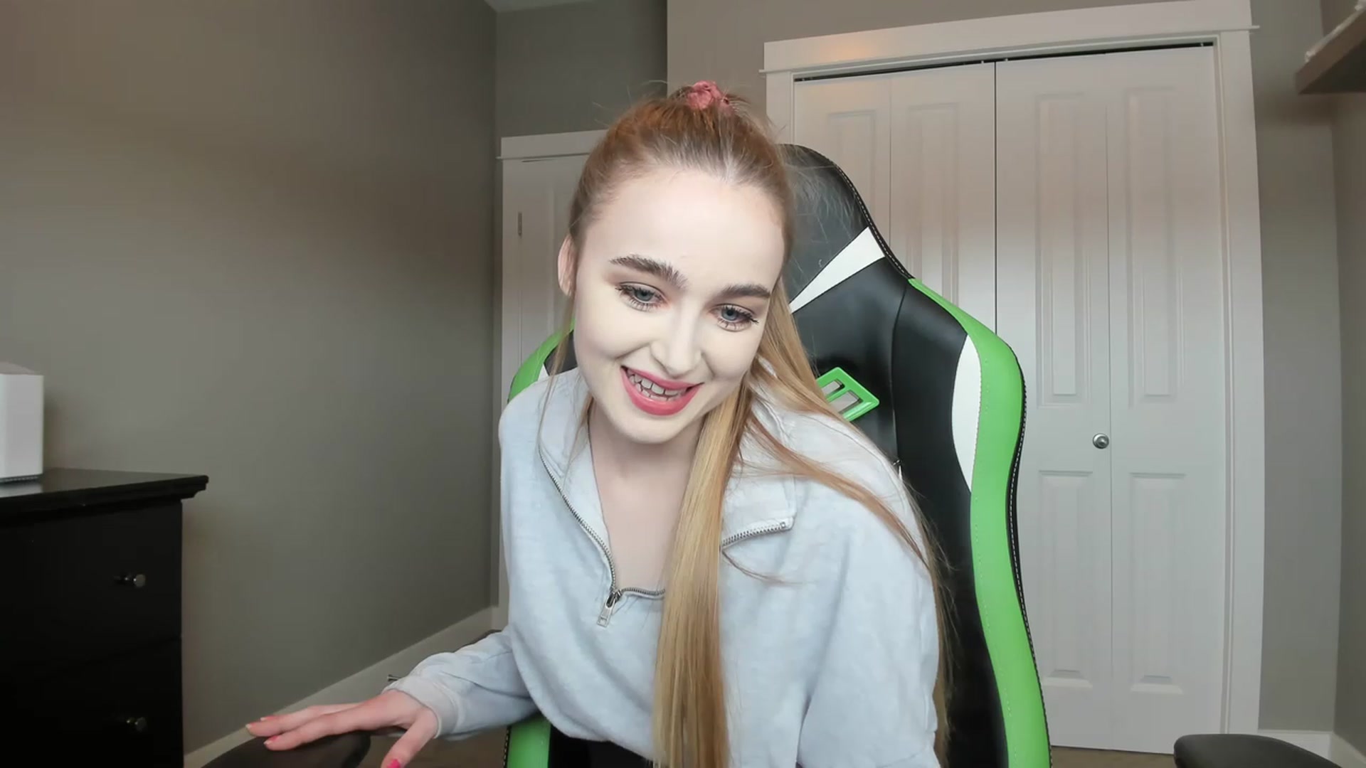 Gallery image thumbnail from MissLaylaStar's myfreecams stream on, 11/15/2022, 18:38 image 7 of 20