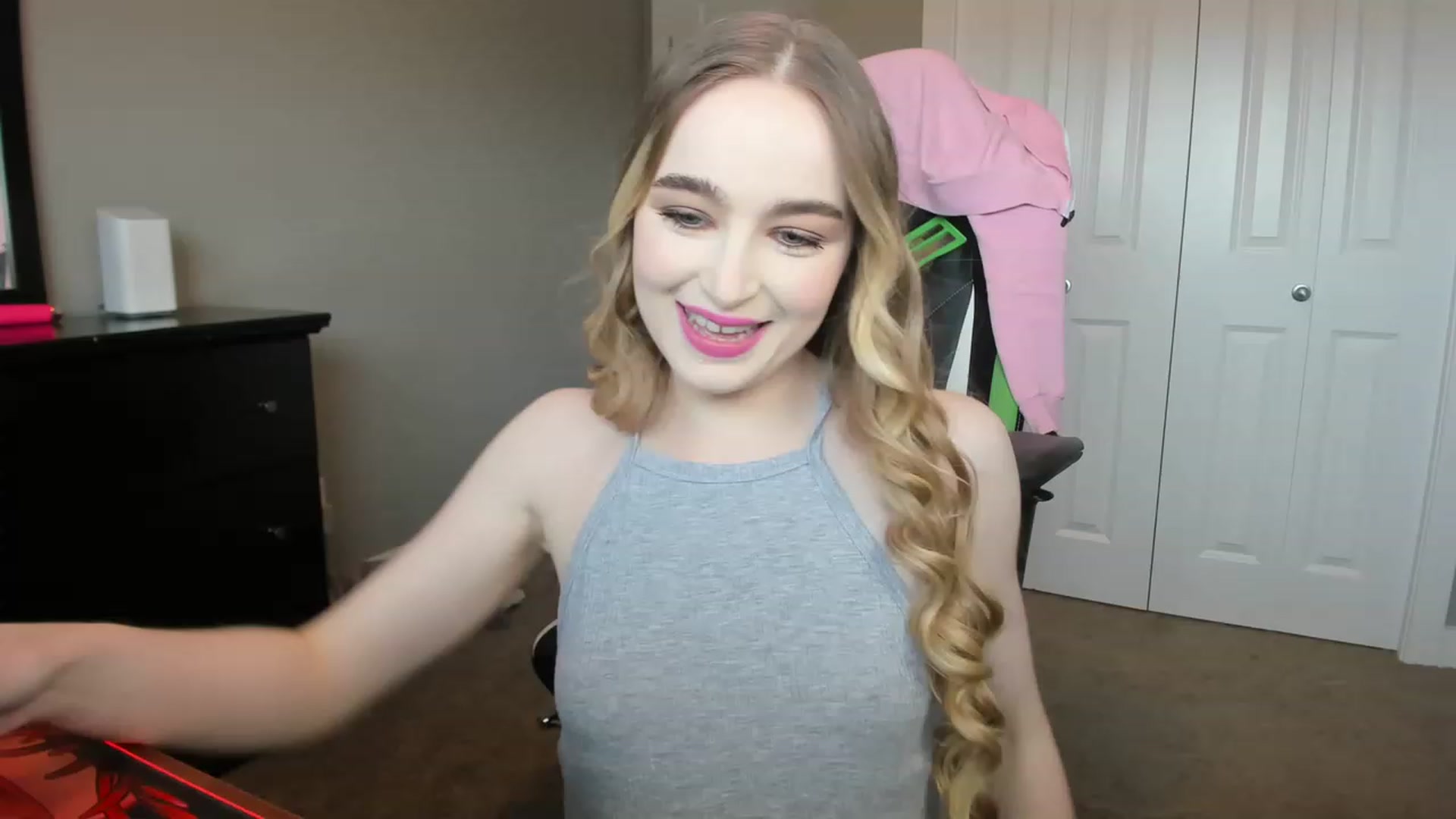 Gallery image thumbnail from MissLaylaStar's myfreecams stream on, 11/18/2022, 16:30 image 13 of 20