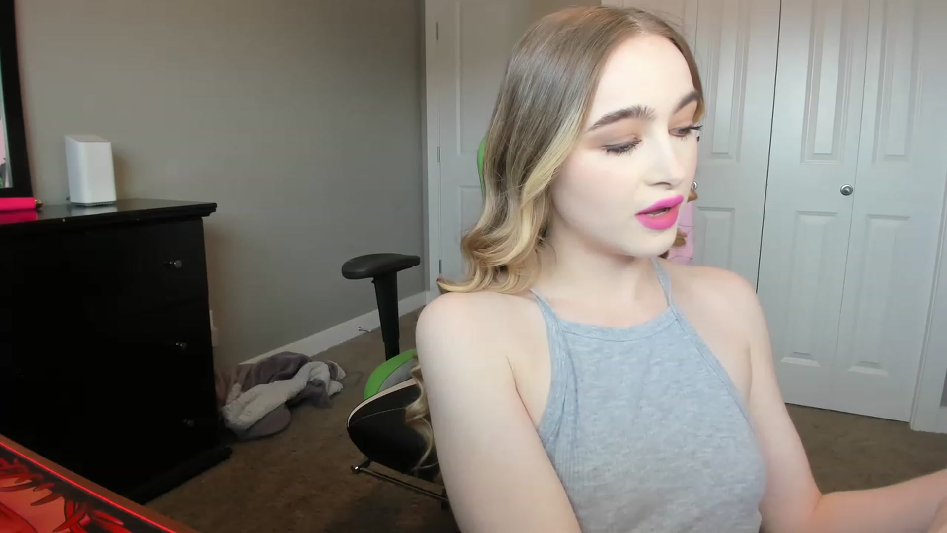 Gallery image thumbnail from MissLaylaStar's myfreecams stream on, 11/18/2022, 16:30 image 10 of 20