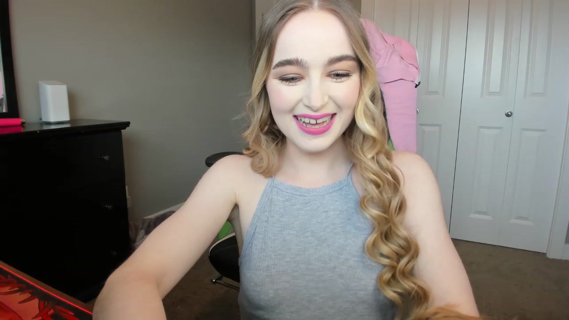 Gallery image thumbnail from MissLaylaStar's myfreecams stream on, 11/18/2022, 16:30 image 12 of 20