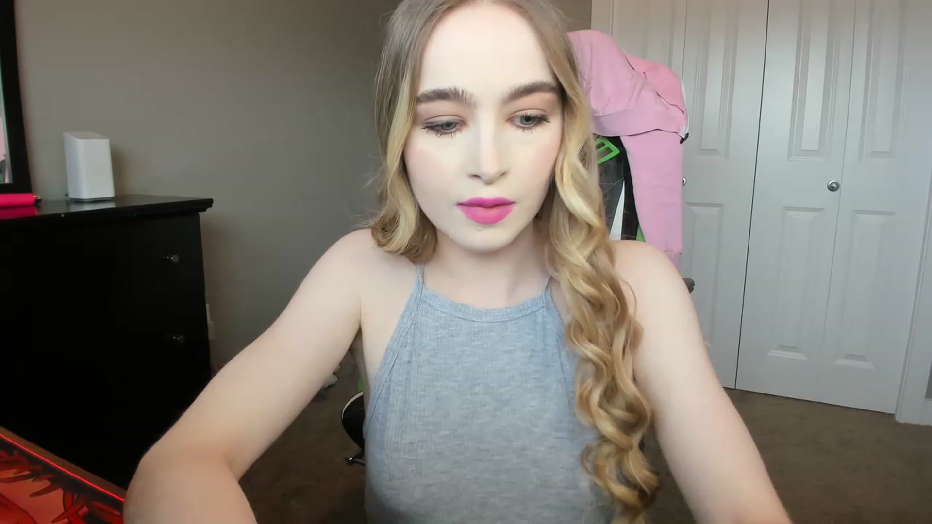 Gallery image thumbnail from MissLaylaStar's myfreecams stream on, 11/18/2022, 16:30 image 17 of 20