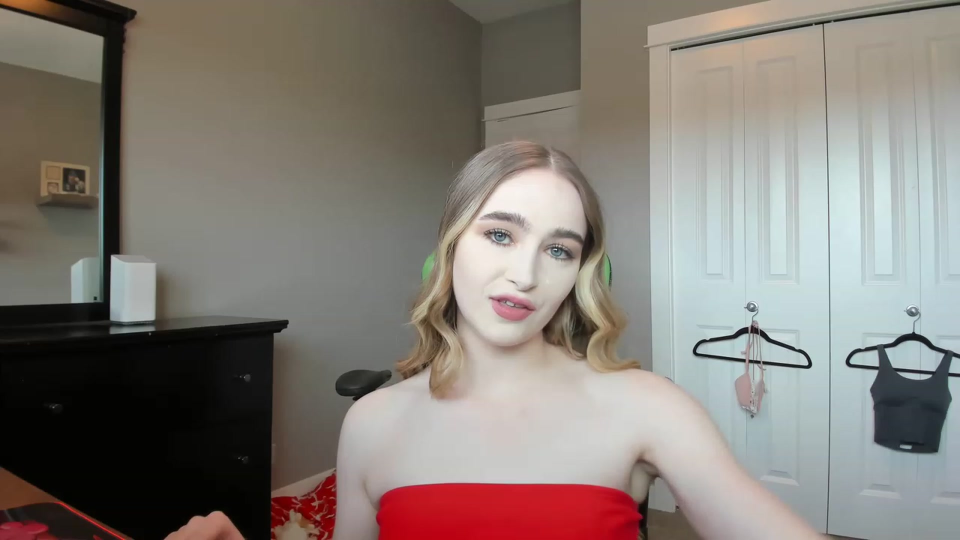 Gallery image thumbnail from MissLaylaStar's myfreecams stream on, 11/25/2022, 16:26 image 18 of 20