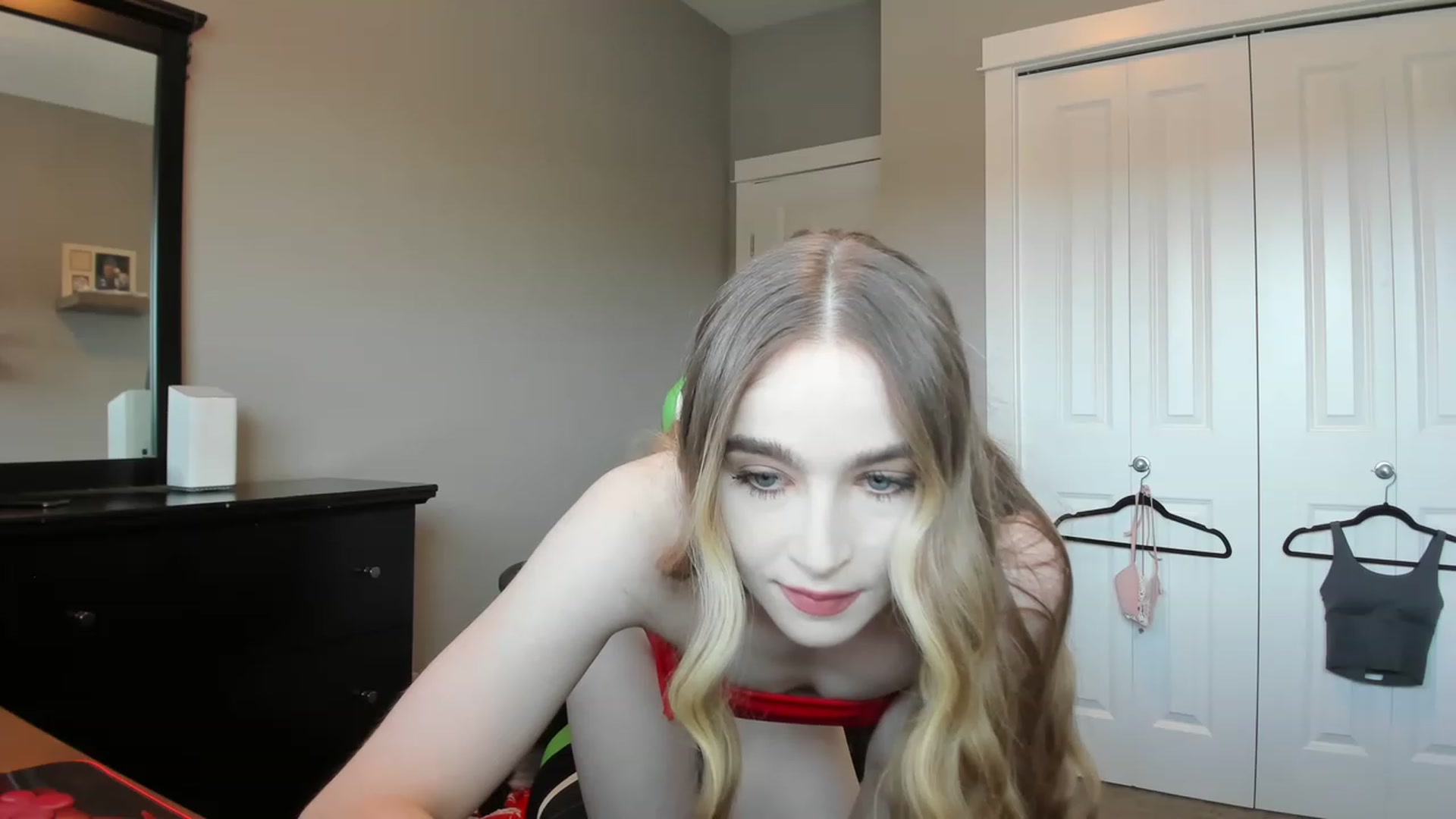 Gallery image thumbnail from MissLaylaStar's myfreecams stream on, 11/25/2022, 16:26 image 10 of 20
