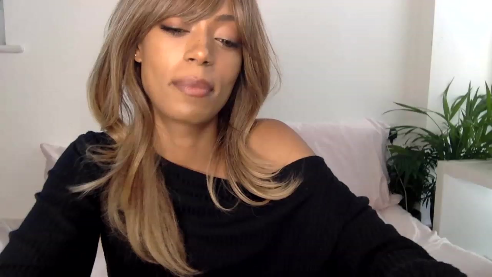 Gallery image thumbnail from MissLuna22's myfreecams stream on, 12/02/2022, 14:00 image 8 of 20