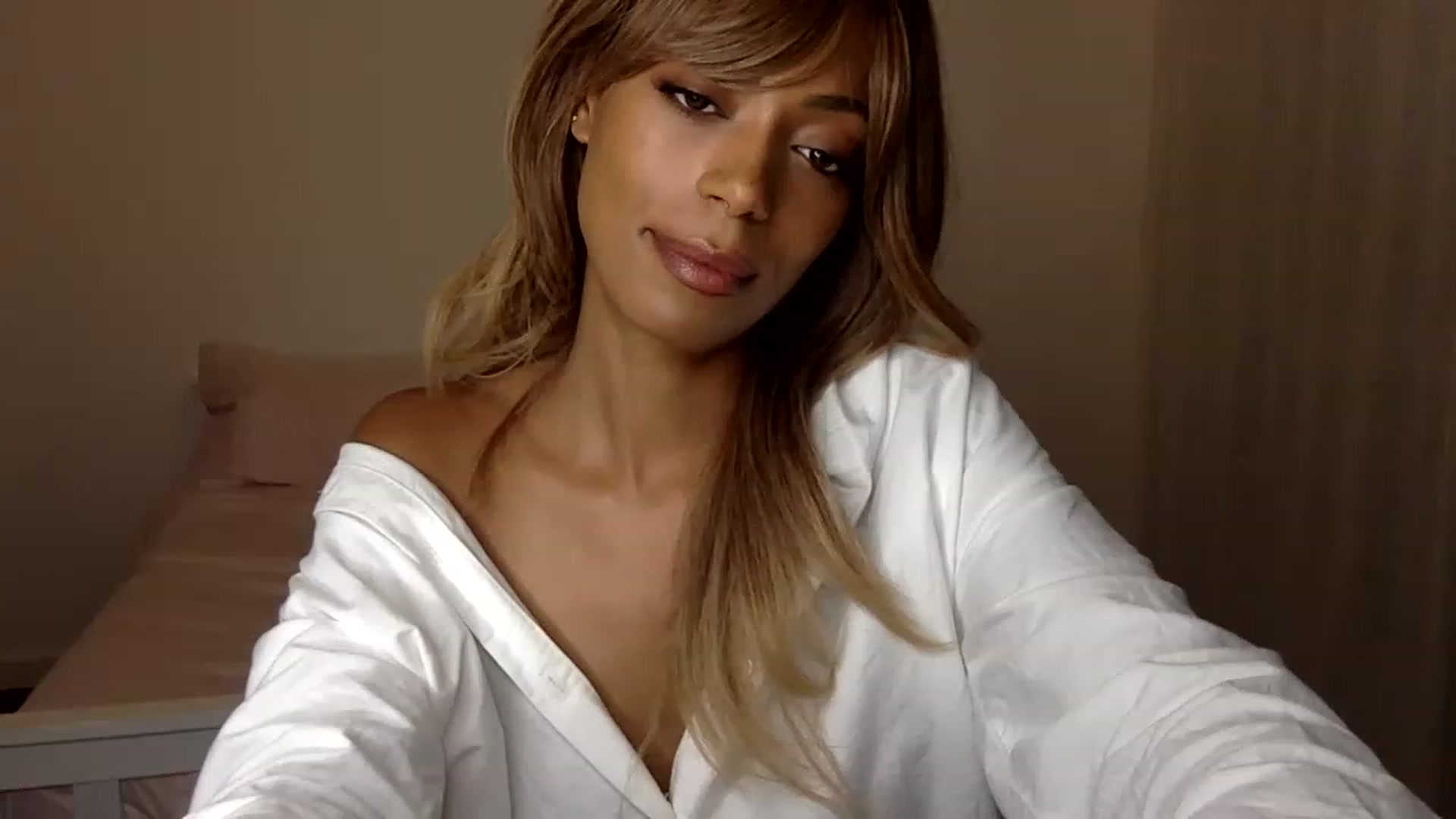 Gallery image thumbnail from MissLuna22's myfreecams stream on, 12/03/2022, 16:47 image 17 of 20