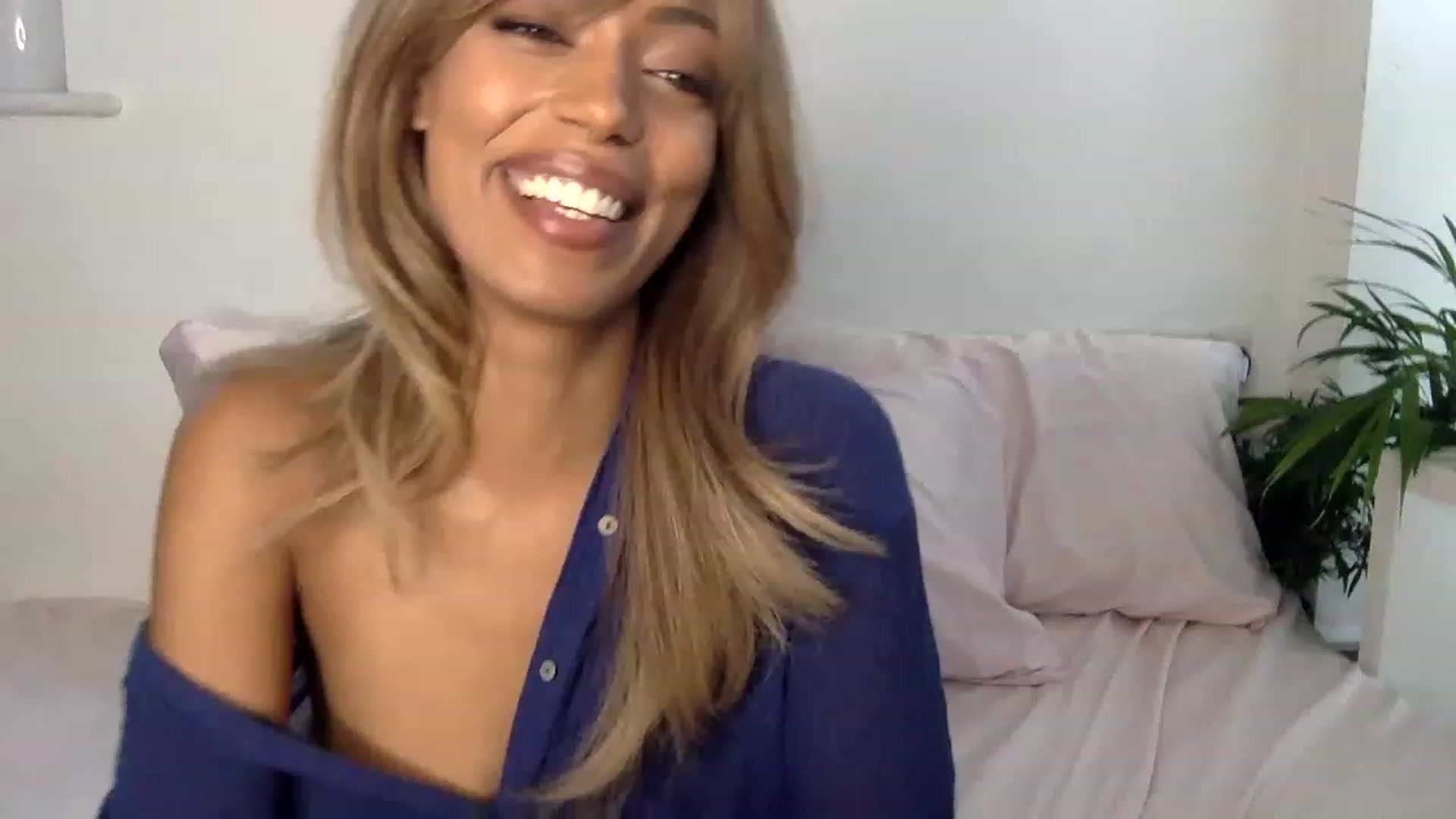 Gallery image thumbnail from MissLuna22's myfreecams stream on, 12/05/2022, 14:11 image 14 of 20