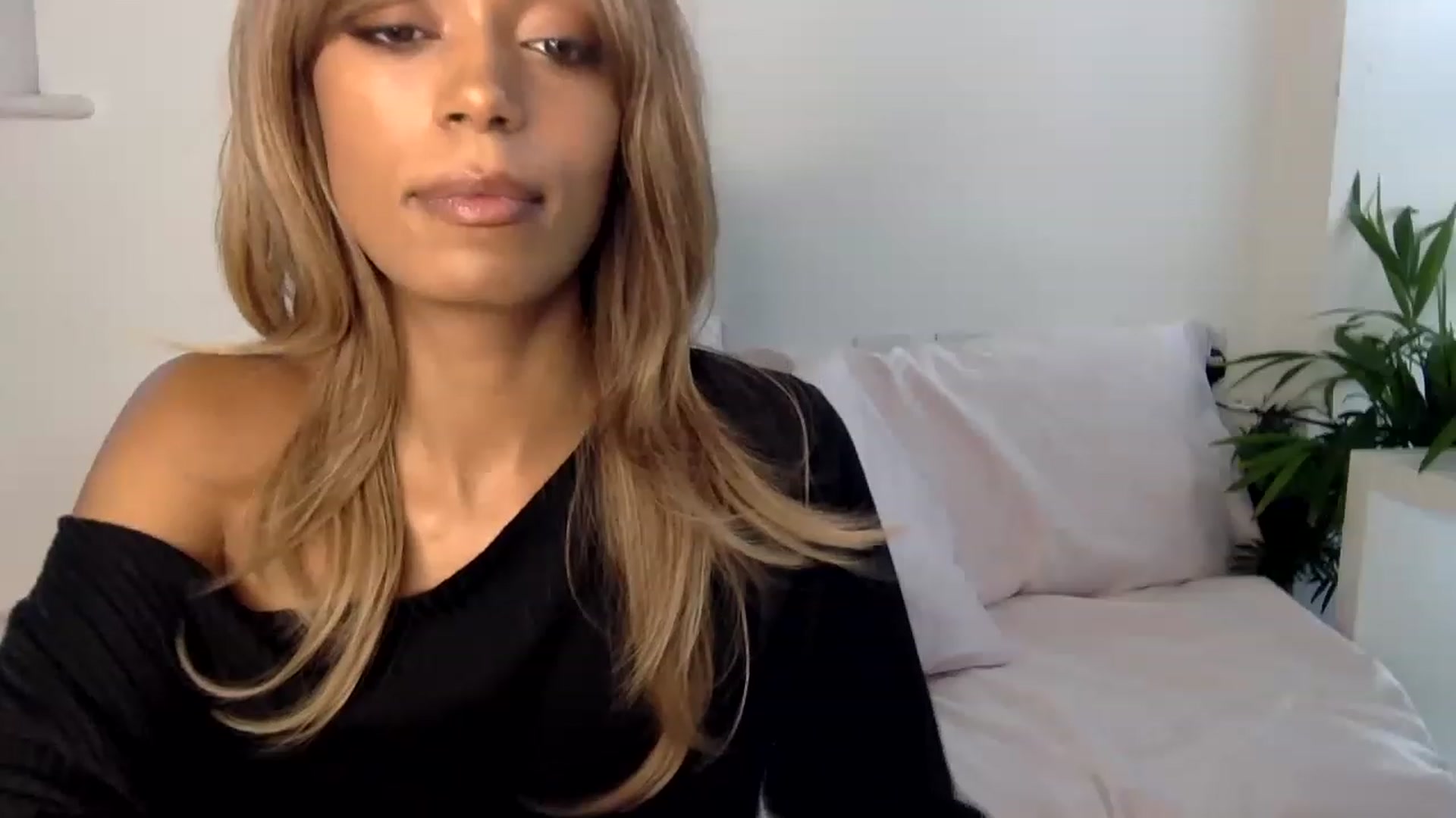 Gallery image thumbnail from MissLuna22's myfreecams stream on, 12/06/2022, 13:31 image 14 of 20