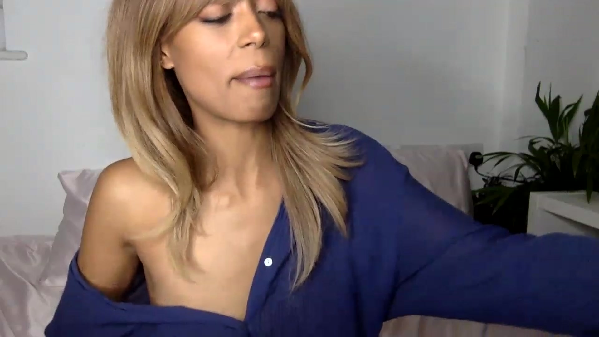Gallery image thumbnail from MissLuna22's myfreecams stream on, 12/09/2022, 19:05 image 20 of 20