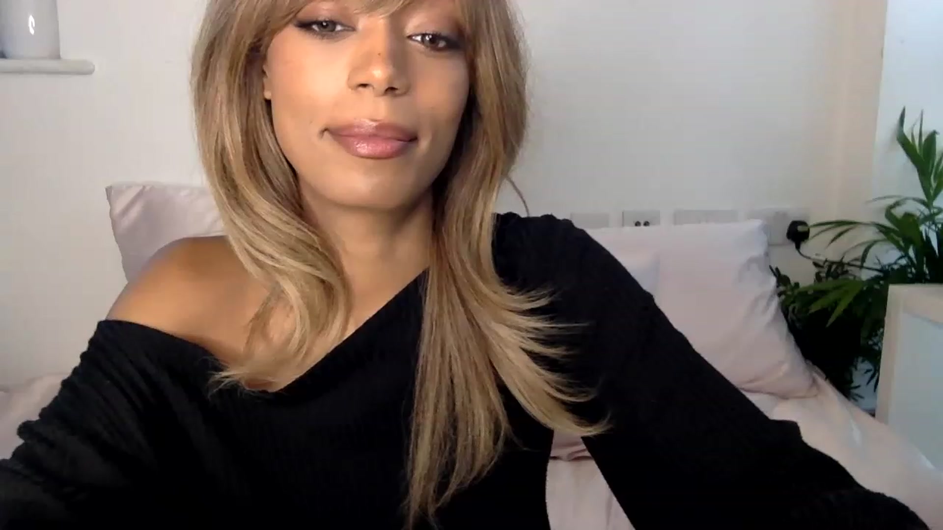 Gallery image thumbnail from MissLuna22's myfreecams stream on, 12/10/2022, 15:08 image 13 of 20