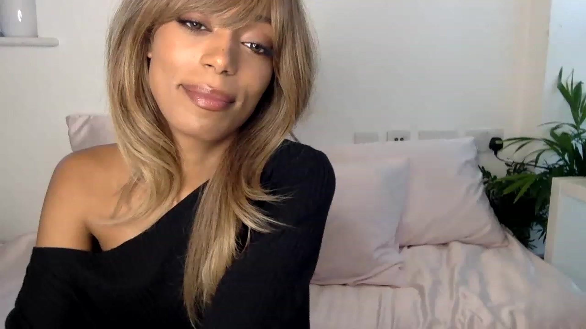 Gallery image thumbnail from MissLuna22's myfreecams stream on, 12/10/2022, 15:08 image 17 of 20