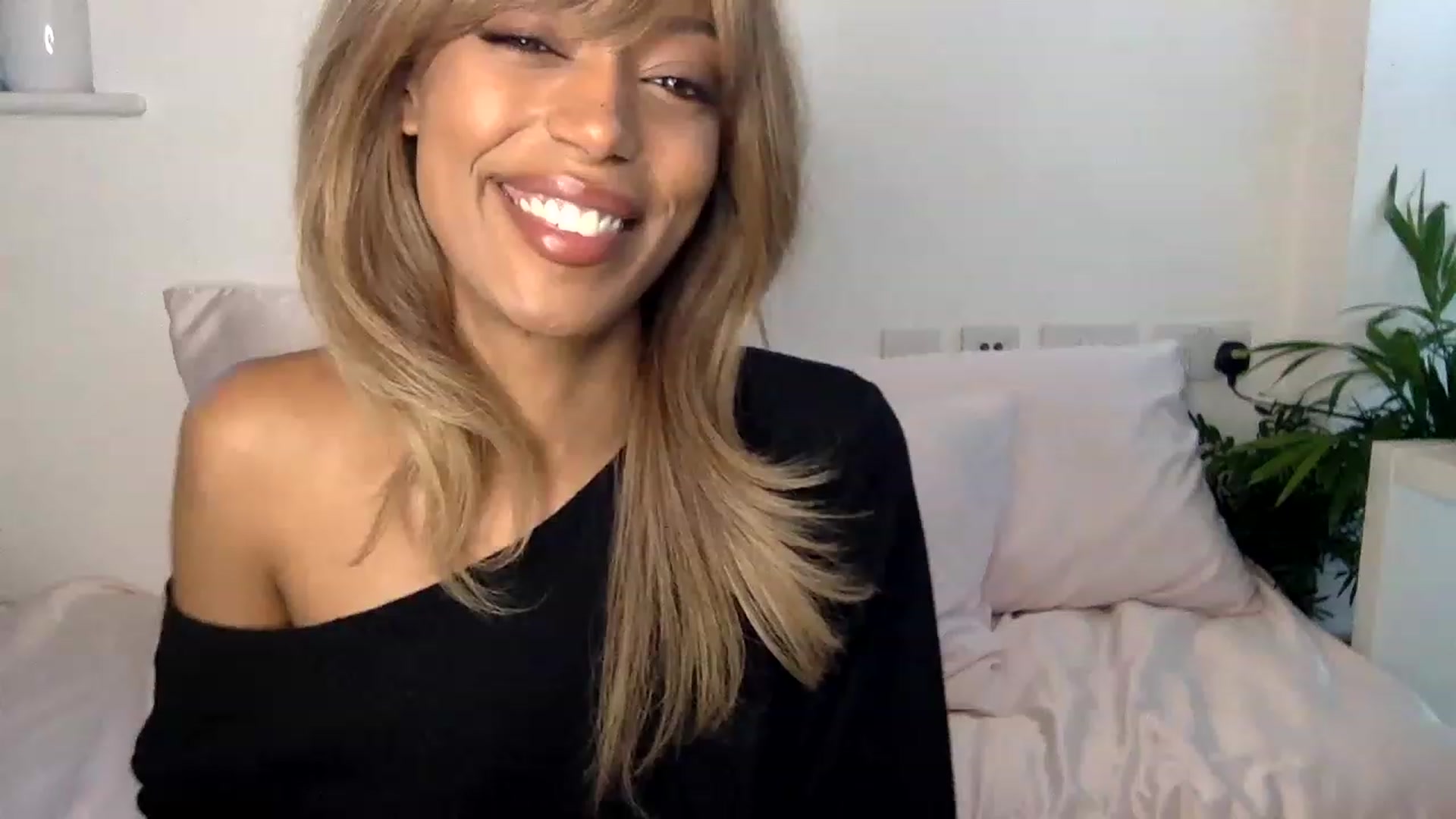 Gallery image thumbnail from MissLuna22's myfreecams stream on, 12/10/2022, 15:08 image 9 of 20