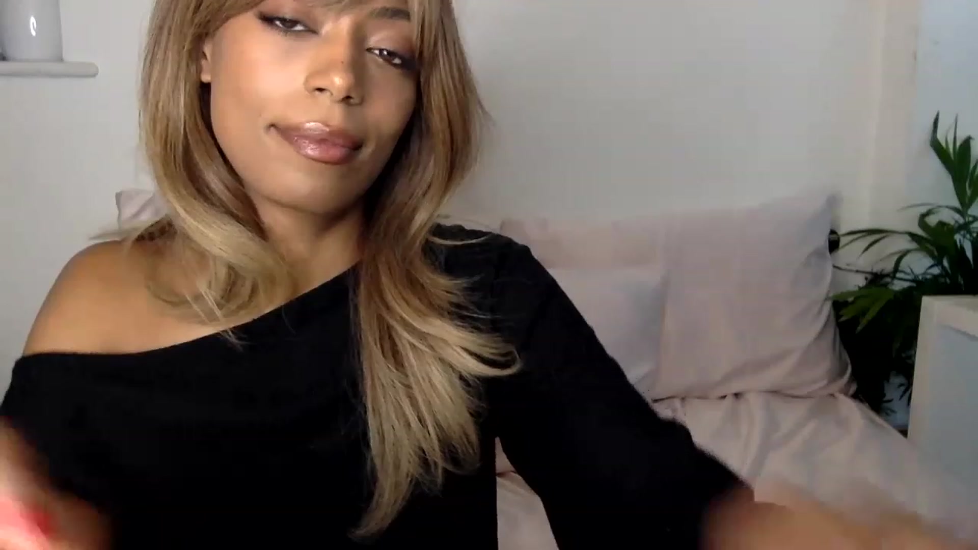 Gallery image thumbnail from MissLuna22's myfreecams stream on, 12/10/2022, 15:57 image 2 of 20