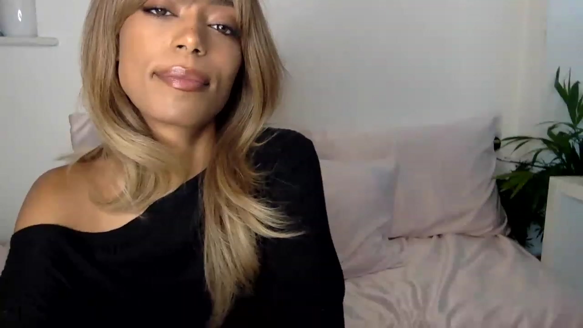 Gallery image thumbnail from MissLuna22's myfreecams stream on, 12/10/2022, 15:57 image 3 of 20