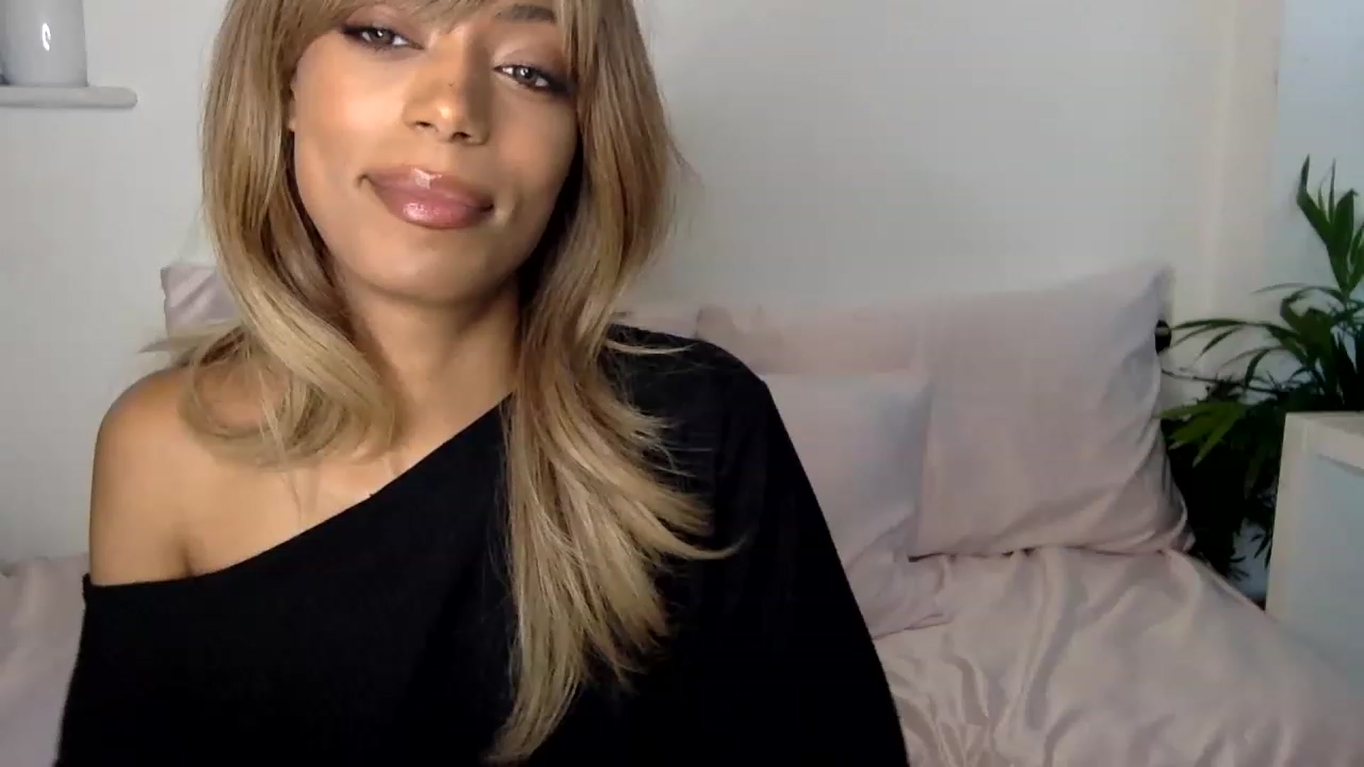 Gallery image thumbnail from MissLuna22's myfreecams stream on, 12/10/2022, 15:57 image 1 of 20