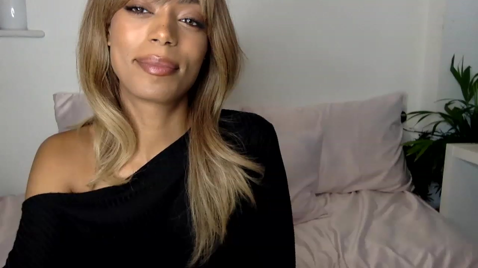 Gallery image thumbnail from MissLuna22's myfreecams stream on, 12/10/2022, 15:57 image 16 of 20