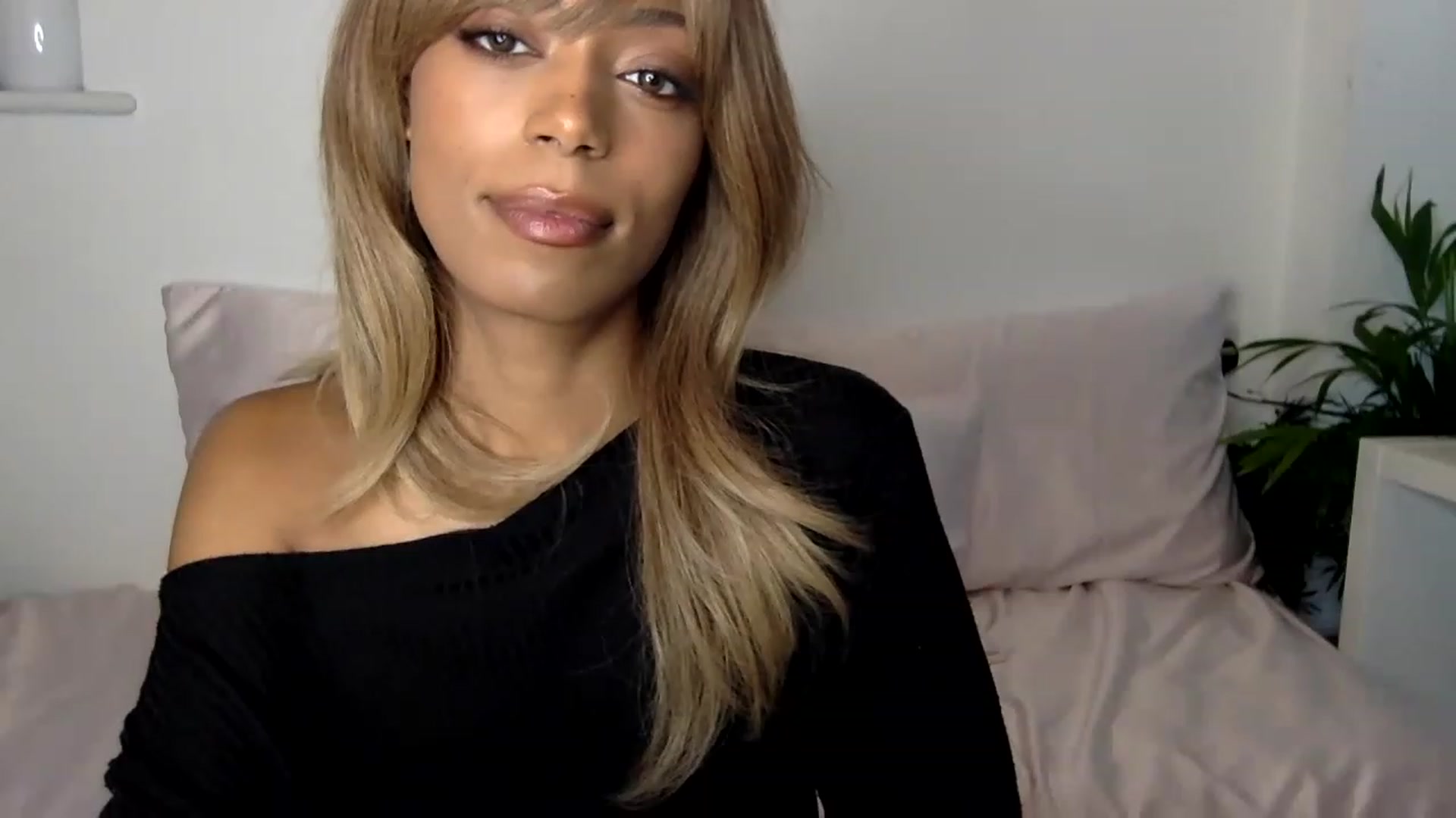 Gallery image thumbnail from MissLuna22's myfreecams stream on, 12/10/2022, 15:57 image 12 of 20