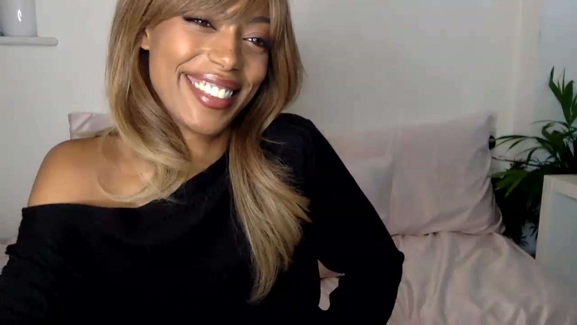 Gallery image thumbnail from MissLuna22's myfreecams stream on, 12/10/2022, 15:57 image 7 of 20