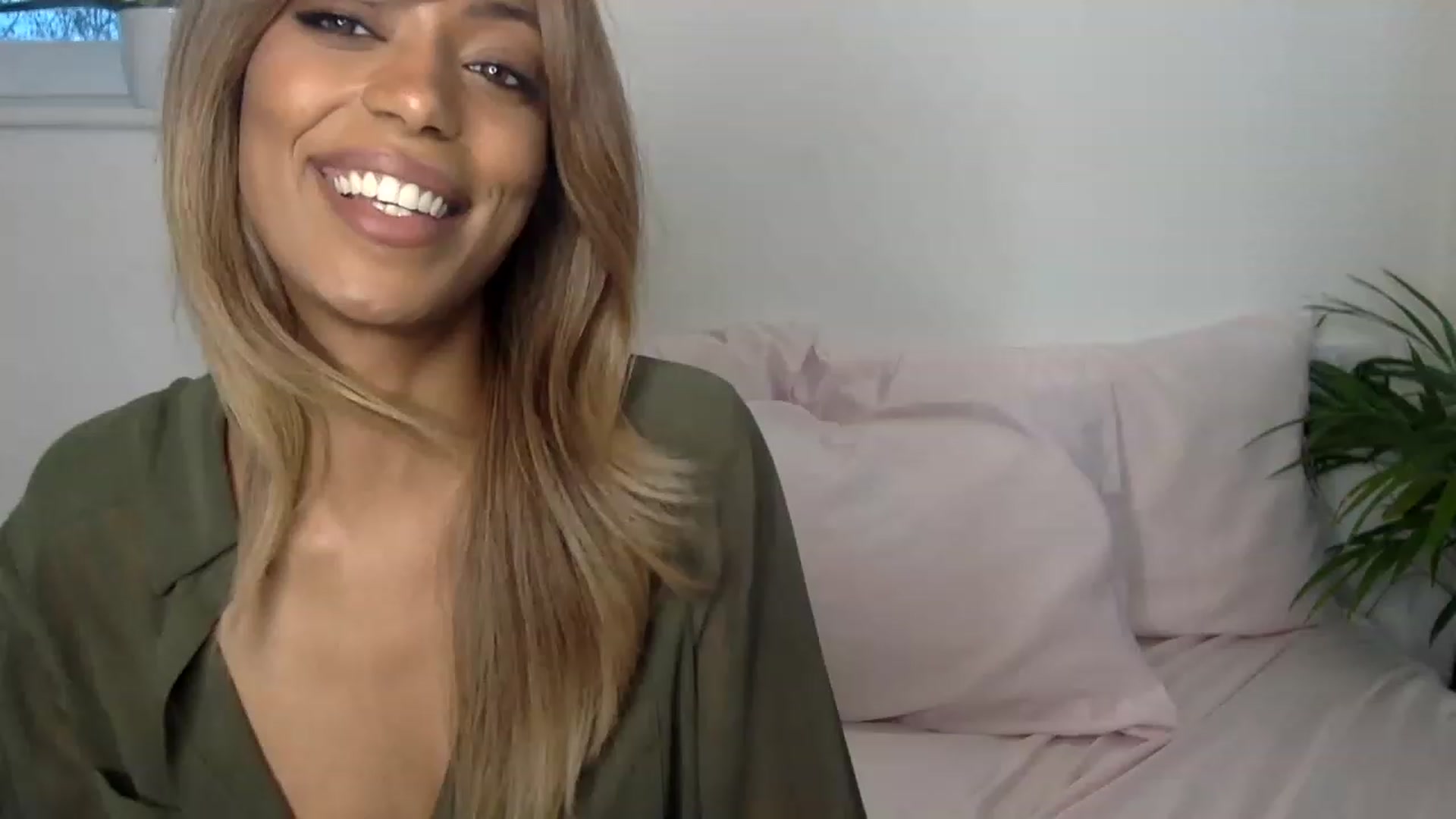 Gallery image thumbnail from MissLuna22's myfreecams stream on, 01/10/2023, 14:08 image 3 of 20