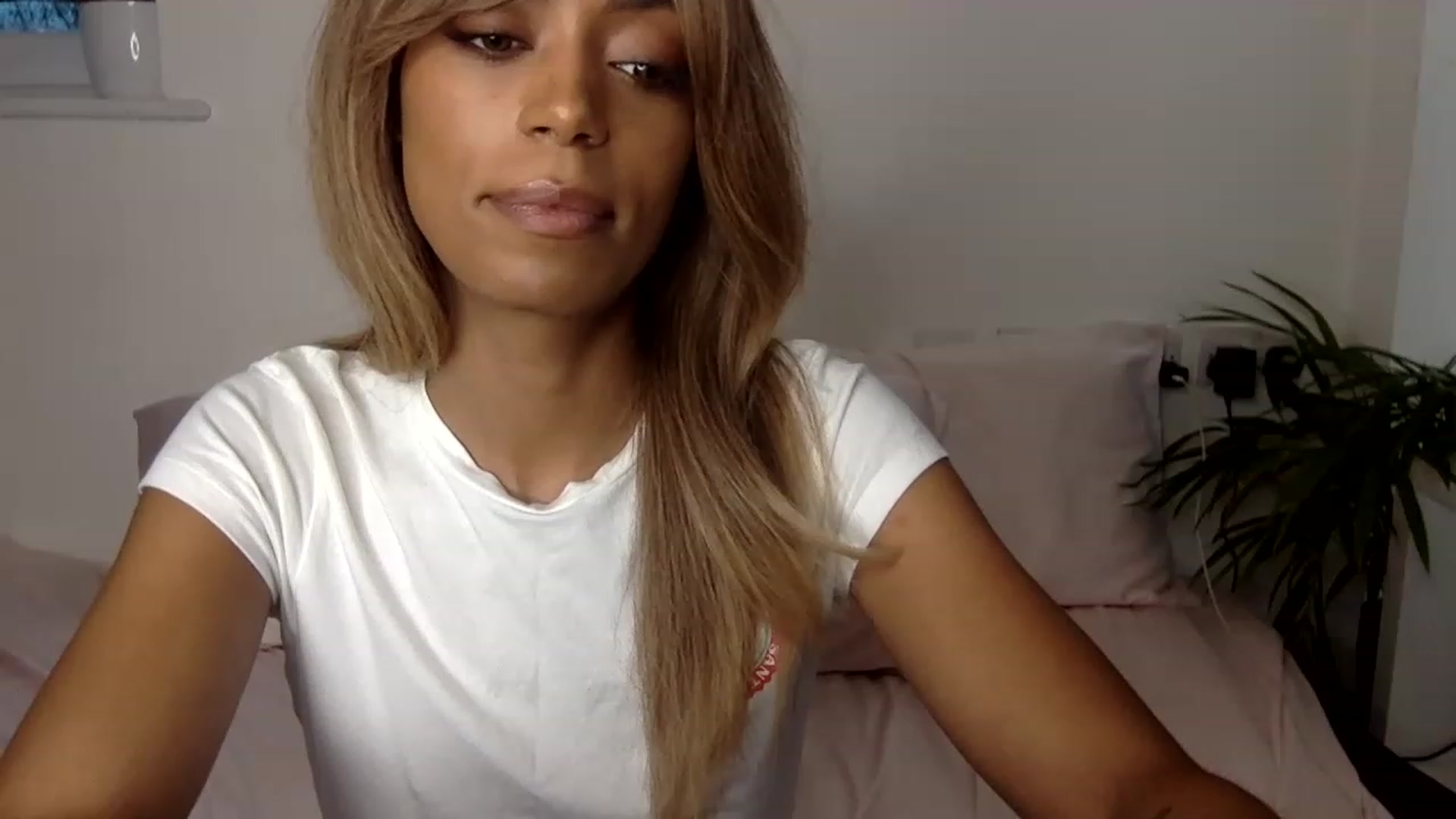 Gallery image thumbnail from MissLuna22's myfreecams stream on, 01/12/2023, 13:32 image 13 of 20