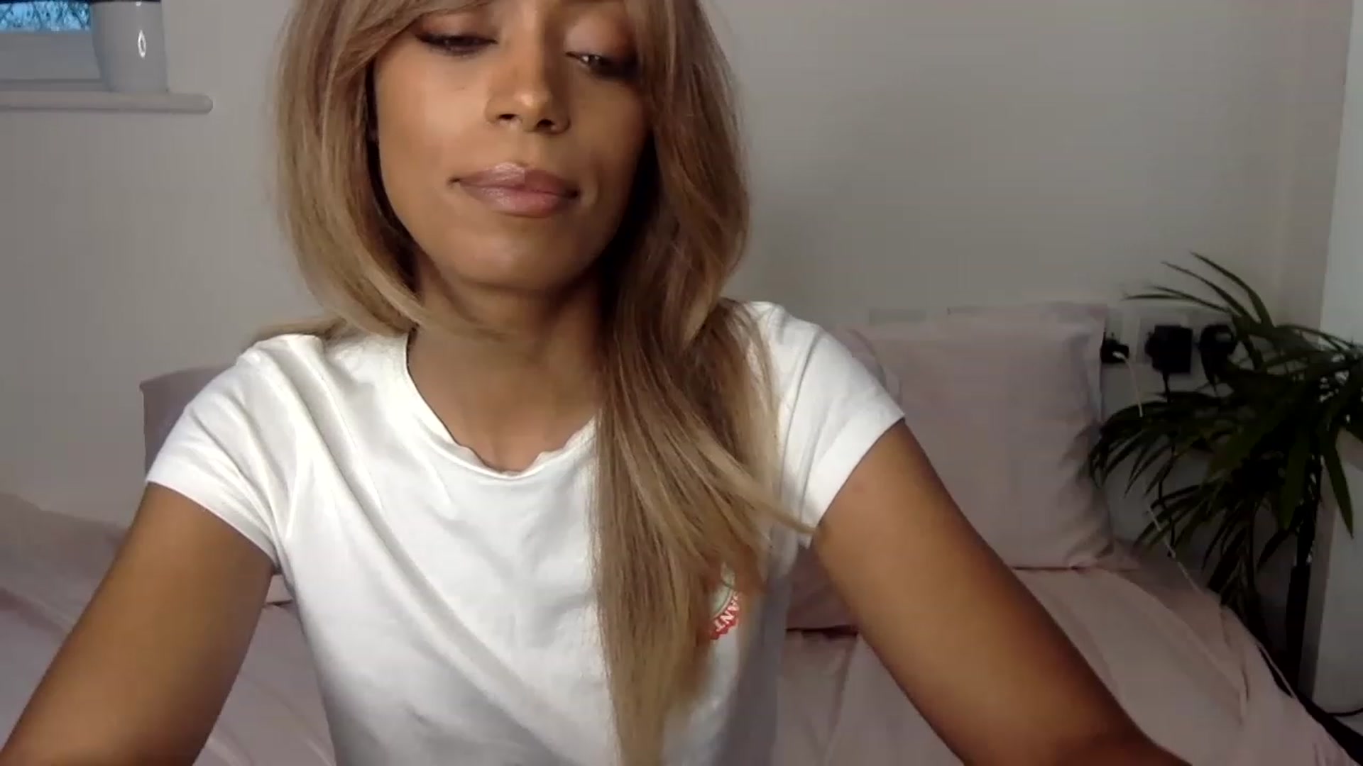 Gallery image thumbnail from MissLuna22's myfreecams stream on, 01/12/2023, 13:32 image 2 of 20