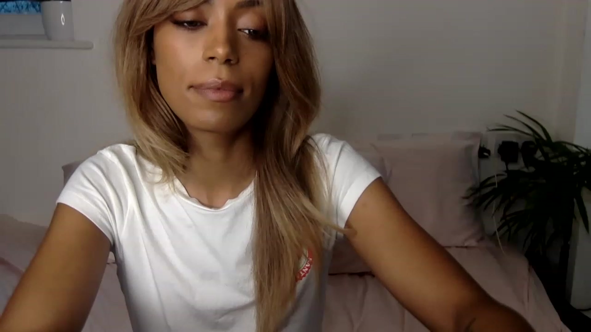 Gallery image thumbnail from MissLuna22's myfreecams stream on, 01/12/2023, 13:32 image 11 of 20