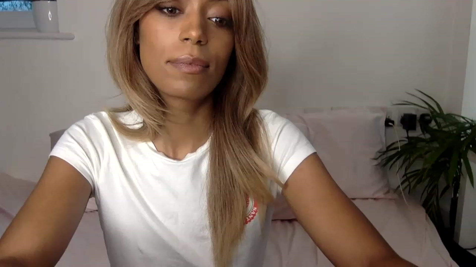 Gallery image thumbnail from MissLuna22's myfreecams stream on, 01/12/2023, 13:32 image 20 of 20