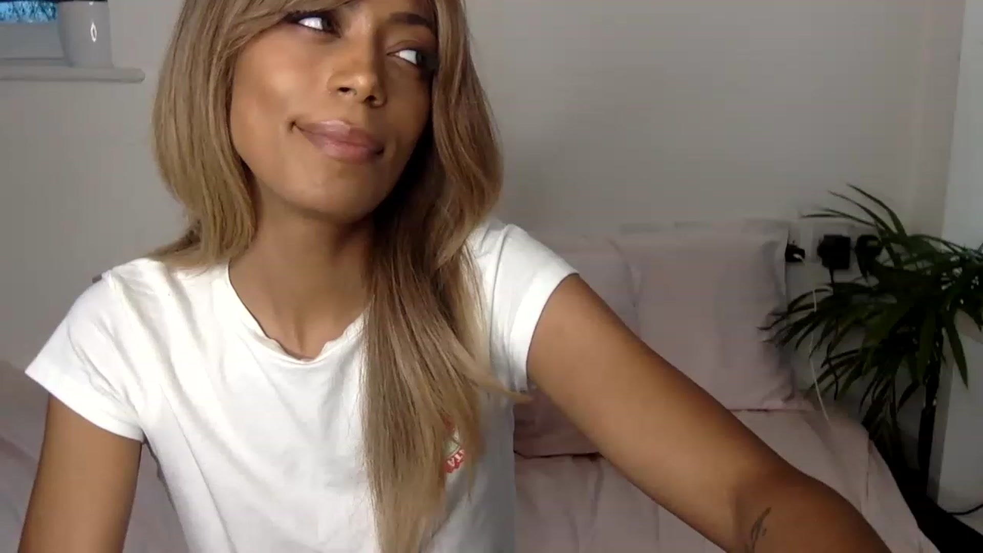 Gallery image thumbnail from MissLuna22's myfreecams stream on, 01/12/2023, 13:32 image 16 of 20