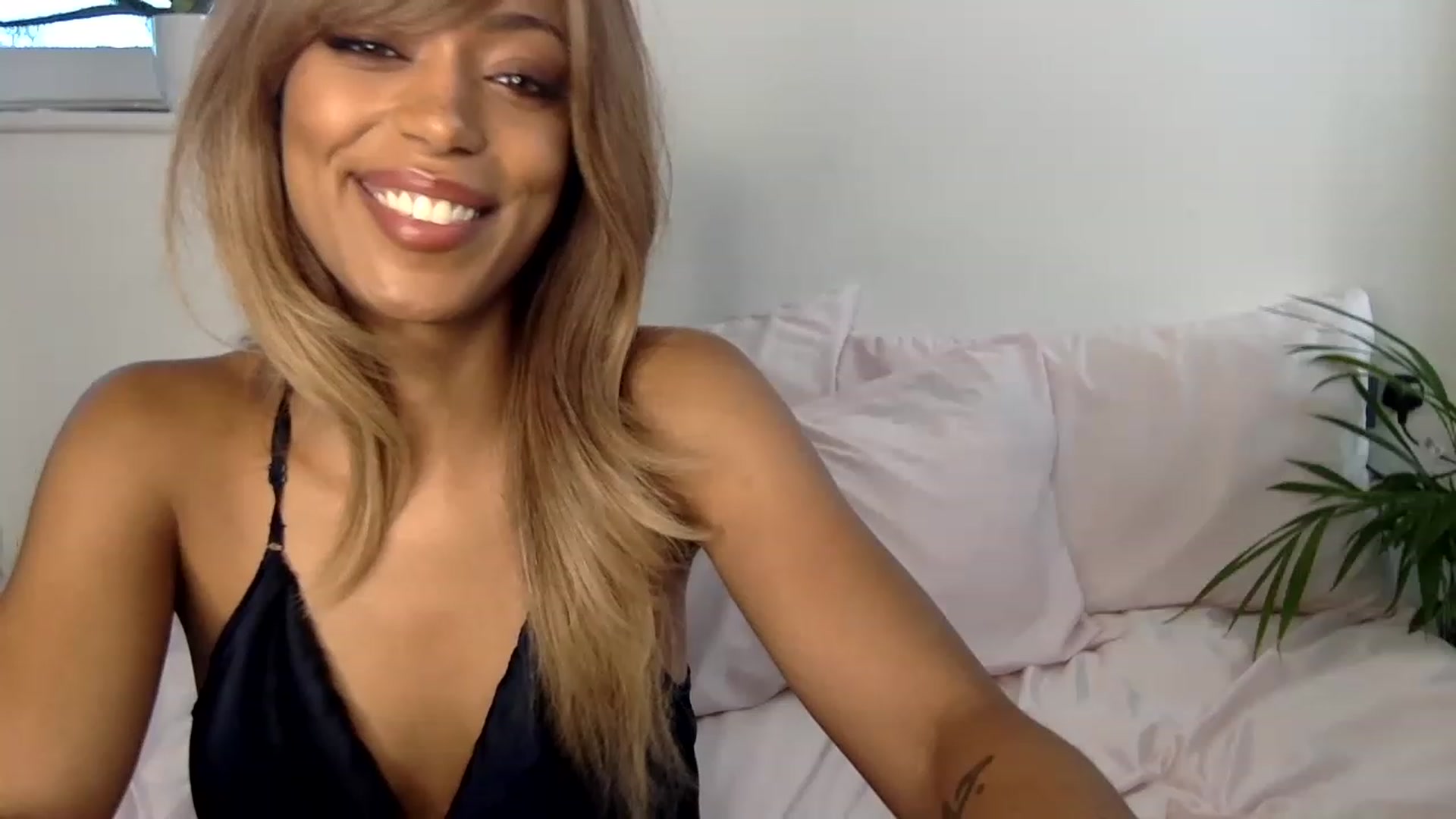 Gallery image thumbnail from MissLuna22's myfreecams stream on, 01/21/2023, 13:18 image 4 of 20