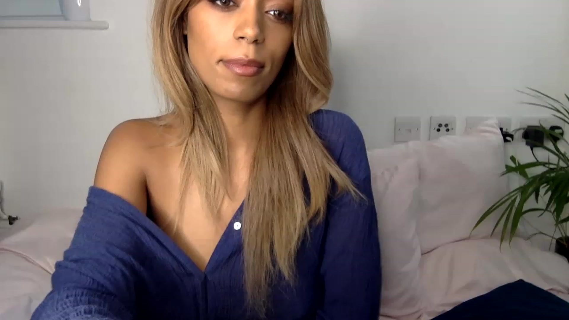 Gallery image thumbnail from MissLuna22's myfreecams stream on, 01/25/2023, 14:06 image 2 of 20